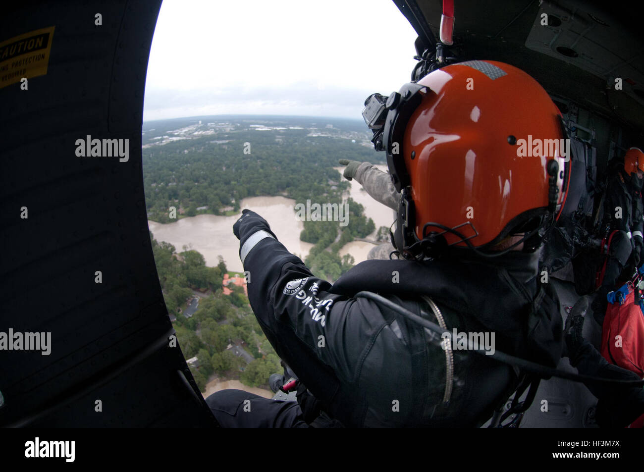 US-Soldaten aus dem 59. Aviation Truppe Befehl, South Carolina Army National Guard (SCARNG), unterstützen Sie in der Luft bei Flut Hilfseinsätzen, Columbia, SC, 5. Oktober 2015. Über 1.100 Mitglieder der Nationalgarde von South Carolina wurden mobilisiert, da Gouverneur Nikky Haley einen Ausnahmezustand, am 1. Oktober 2015 erklärt. Bereiche in den Midlands betroffen waren mit mehr als zwei Füße von Regen, die viele Teile der Stadt und der umliegenden Gemeinden verwüstet. Die airborne Bestandteil der SARNG Entlastung Bemühung umfasst die S.C. Hubschrauber Aquatic Rescue Team (SC-HART), eine kooperative Bemühung Wette Stockfoto