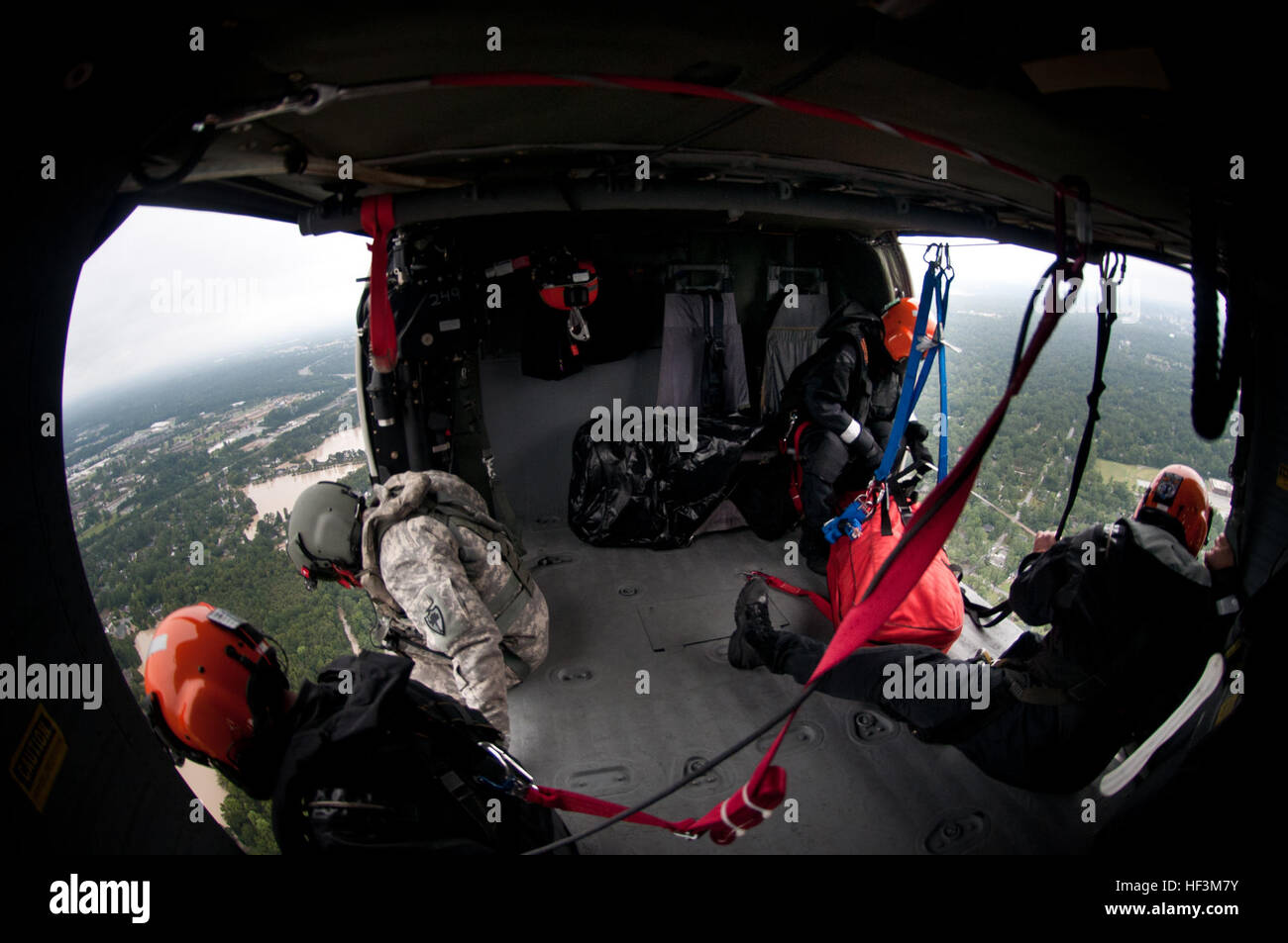 US-Soldaten aus dem 59. Aviation Truppe Befehl, South Carolina Army National Guard (SCARNG), unterstützen Sie in der Luft bei Flut Hilfseinsätzen, Columbia, SC, 5. Oktober 2015. Über 1.100 Mitglieder der Nationalgarde von South Carolina wurden mobilisiert, da Gouverneur Nikky Haley einen Ausnahmezustand, am 1. Oktober 2015 erklärt. Bereiche in den Midlands betroffen waren mit mehr als zwei Füße von Regen, die viele Teile der Stadt und der umliegenden Gemeinden verwüstet. Die airborne Bestandteil der SARNG Entlastung Bemühung umfasst die S.C. Hubschrauber Aquatic Rescue Team (SC-HART), eine kooperative Bemühung Wette Stockfoto