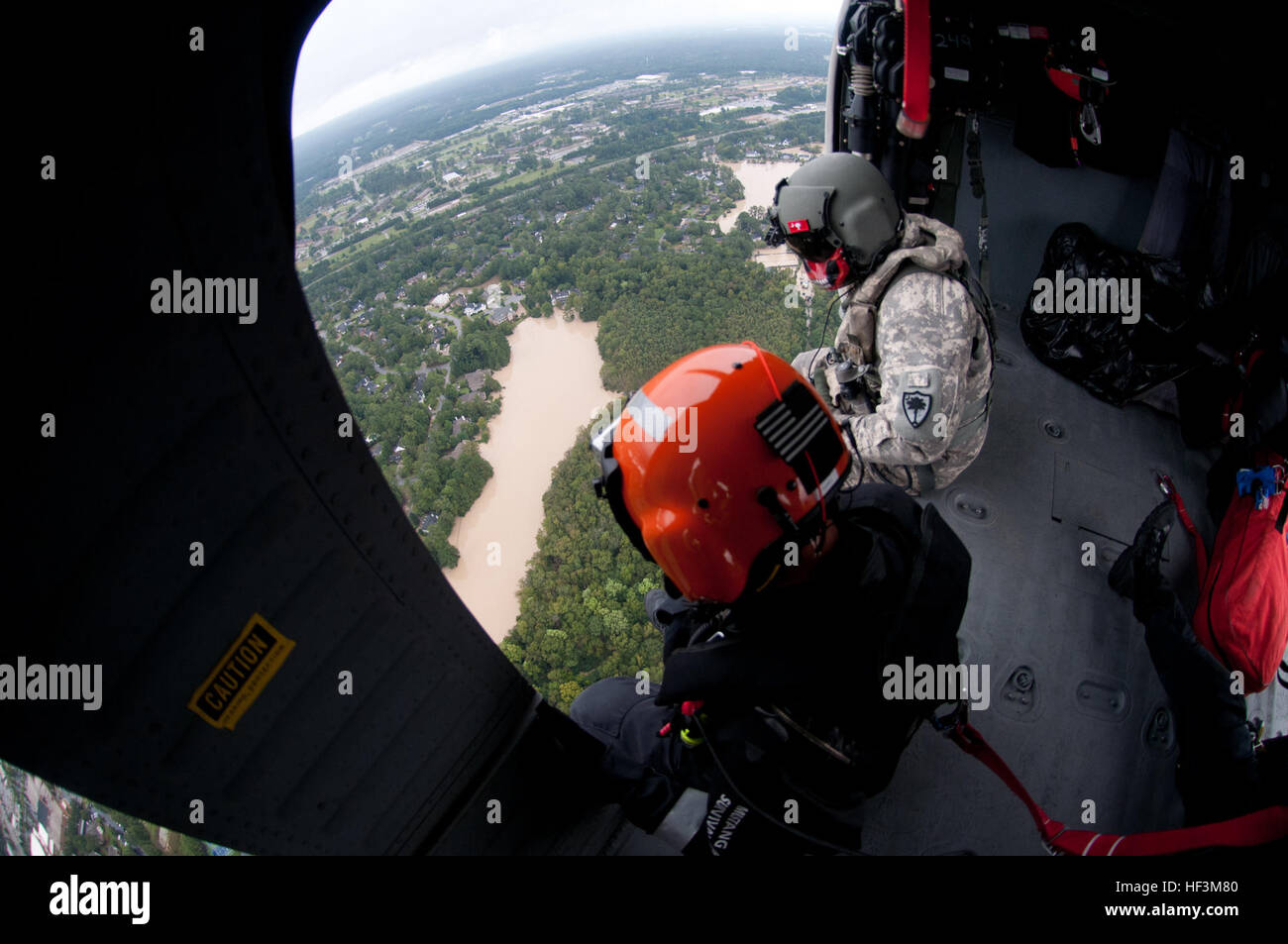 US-Soldaten aus dem 59. Aviation Truppe Befehl, South Carolina Army National Guard (SCARNG), unterstützen Sie in der Luft bei Flut Hilfseinsätzen, Columbia, SC, 5. Oktober 2015. Über 1.100 Mitglieder der Nationalgarde von South Carolina wurden mobilisiert, da Gouverneur Nikky Haley einen Ausnahmezustand, am 1. Oktober 2015 erklärt. Bereiche in den Midlands betroffen waren mit mehr als zwei Füße von Regen, die viele Teile der Stadt und der umliegenden Gemeinden verwüstet. Die Luft Bestandteil der SARNG Entlastung Bemühung umfasst die S.C. Hubschrauber Aquatic Rescue Team (SC-HART), eine kooperative Bemühung Stockfoto