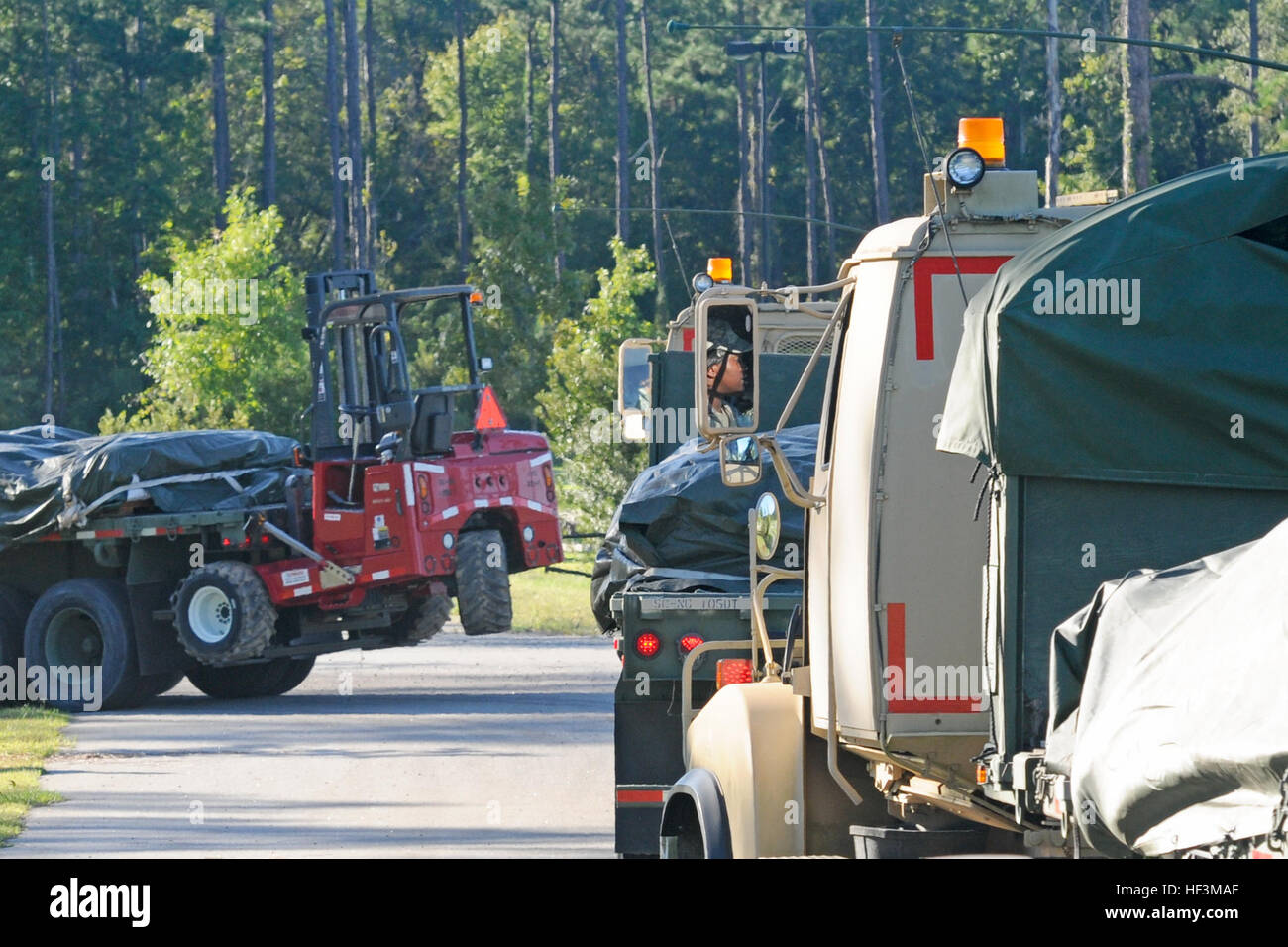 M915 Linienverkehr Zugmaschinen von 1052nd Transportation Company, South Carolina National Guard liefern Sandsäcke an der 8 Eichen-Park in Georgetown, SC, 7. Oktober 2015. Die Sandsäcke wurden als Reaktion auf großflächigen Überschwemmungen im Bereich durch Starkregen geliefert. Der South Carolina National Guard in Zusammenarbeit mit Bund, Ländern und Gemeinden Notfallmanagement Agenturen und Ersthelfer zu unterstützen. (US Army National Guard Foto von Sgt. Kevin Pickering/freigegeben) S.c. Guard reagiert auf Flut 151007-Z-XC748-003 Stockfoto