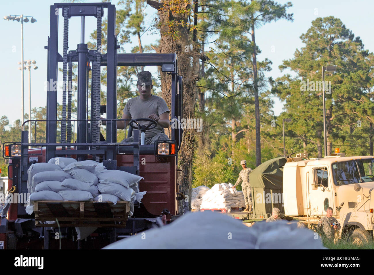 US Army Spc. Joshua Monk, zugewiesene 1052nd Transportation Company, South Carolina National Guard in Kingstree S.C., verwendet einen Gabelstapler, um Sandsäcke auf dem 8 Eichen-Park in Georgetown, SC am 7. Oktober 2015 zu entladen. Die Sandsäcke wurden als Reaktion auf großflächigen Überschwemmungen im Bereich durch Starkregen geliefert. Der South Carolina National Guard in Zusammenarbeit mit Bund, Ländern und Gemeinden Notfallmanagement Agenturen und Ersthelfer zu unterstützen. (US Army National Guard Foto von Sgt. Kevin Pickering/freigegeben) S.c. Guard reagiert auf Flut 151007-Z-XC748-002 Stockfoto