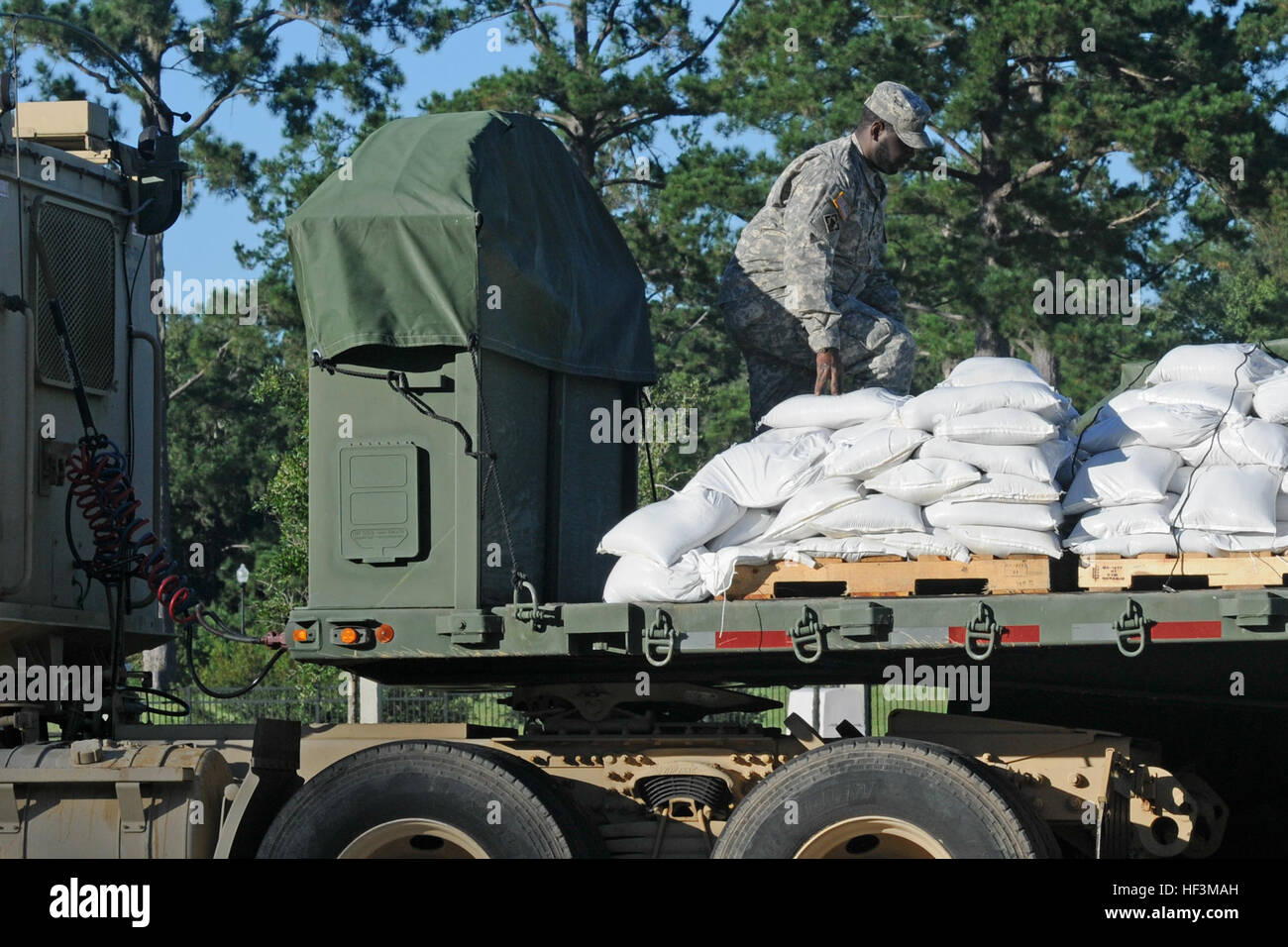 US-Armeesoldaten aus den 1052nd Sandsäcke Transportation Company, South Carolina National Guard entladen an der 8 Eichen-Park in der Nähe von Georgetown, SC am 7. Oktober 2015. Die Sandsäcke wurden als Reaktion auf großflächigen Überschwemmungen im Bereich durch Starkregen geliefert. Der South Carolina National Guard in Zusammenarbeit mit Bund, Ländern und Gemeinden Notfallmanagement Agenturen und Ersthelfer zu unterstützen. (US Army National Guard Foto von Sgt. Kevin Pickering/freigegeben) S.c. Guard reagiert auf Flut 151007-Z-XC748-004 Stockfoto