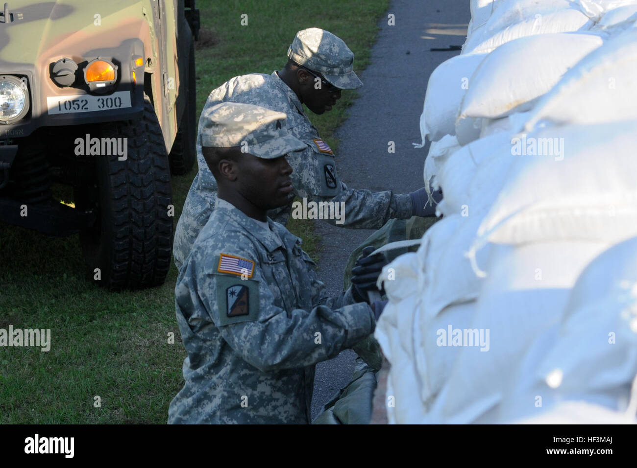 US-Armeesoldaten aus den 1052nd Sandsäcke Transportation Company, South Carolina National Guard entladen an der 8 Eichen-Park in der Nähe von Georgetown, SC am 7. Oktober 2015. Die Sandsäcke wurden als Reaktion auf großflächigen Überschwemmungen im Bereich durch Starkregen geliefert. Der South Carolina National Guard in Zusammenarbeit mit Bund, Ländern und Gemeinden Notfallmanagement Agenturen und Ersthelfer zu unterstützen. (US Army National Guard Foto von Sgt. Kevin Pickering/freigegeben) S.c. Guard reagiert auf Flut 151007-Z-XC748-008 Stockfoto
