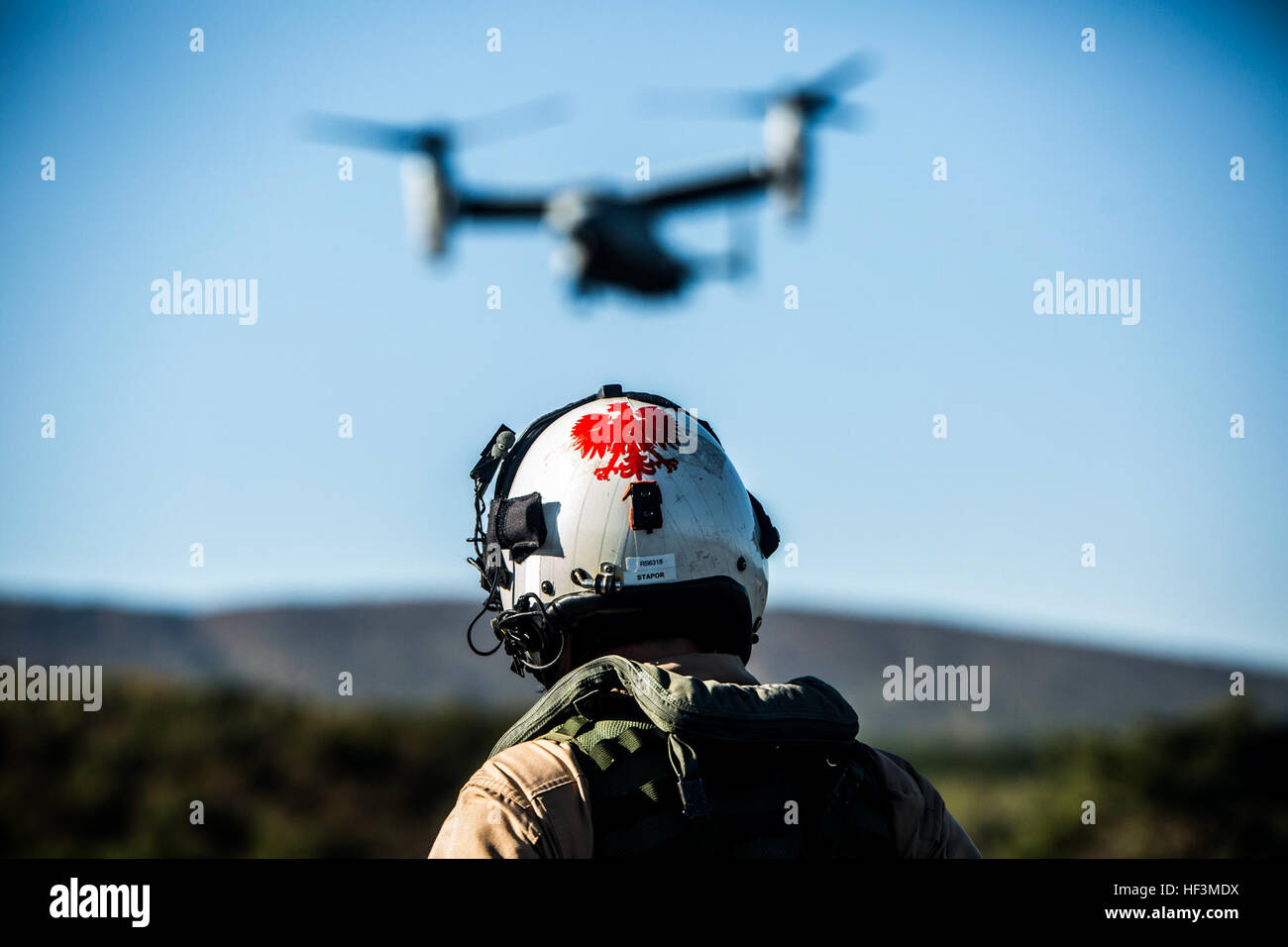 Capt Piotr K. Stapor schärft seine Fähigkeiten als Pilot durch die Beobachtung der Landung ein MV-22 Osprey in Mountain Bereich Ausbildung bei Mt. Fuji, Japan, 9. Oktober 2015. Die Ausbildung vorbereitet der Piloten und Crew für die Strapazen der Betrieb des Flugzeuges in großer Höhe. "Das Flugzeug funktioniert mit weniger Energie und braucht länger, um in großer Höhe, verlangsamen, so dass dies unsere Leistung erhöht", sagte Stapor, ein Pilot Fischadler aus Lawrenceville, Georgia. Der Fischadler und die Crew sind mit Marine Medium Tiltrotor Squadron 262, Marine Aircraft Gruppe 36, 1. Marine Aircraft Wing, III. Marine Expeditionary Force. (US-Ma Stockfoto