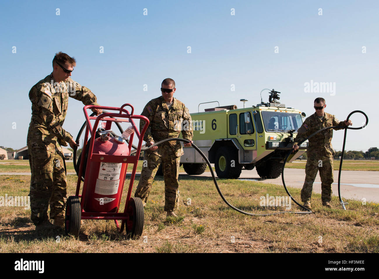 Soldaten trainieren für einen Absturz-Feuerwehr. 40. CAB Soldaten und Feuerwehrleute trainieren für den Notfall in Fort Hood 151010-Z-JK353-005 Stockfoto