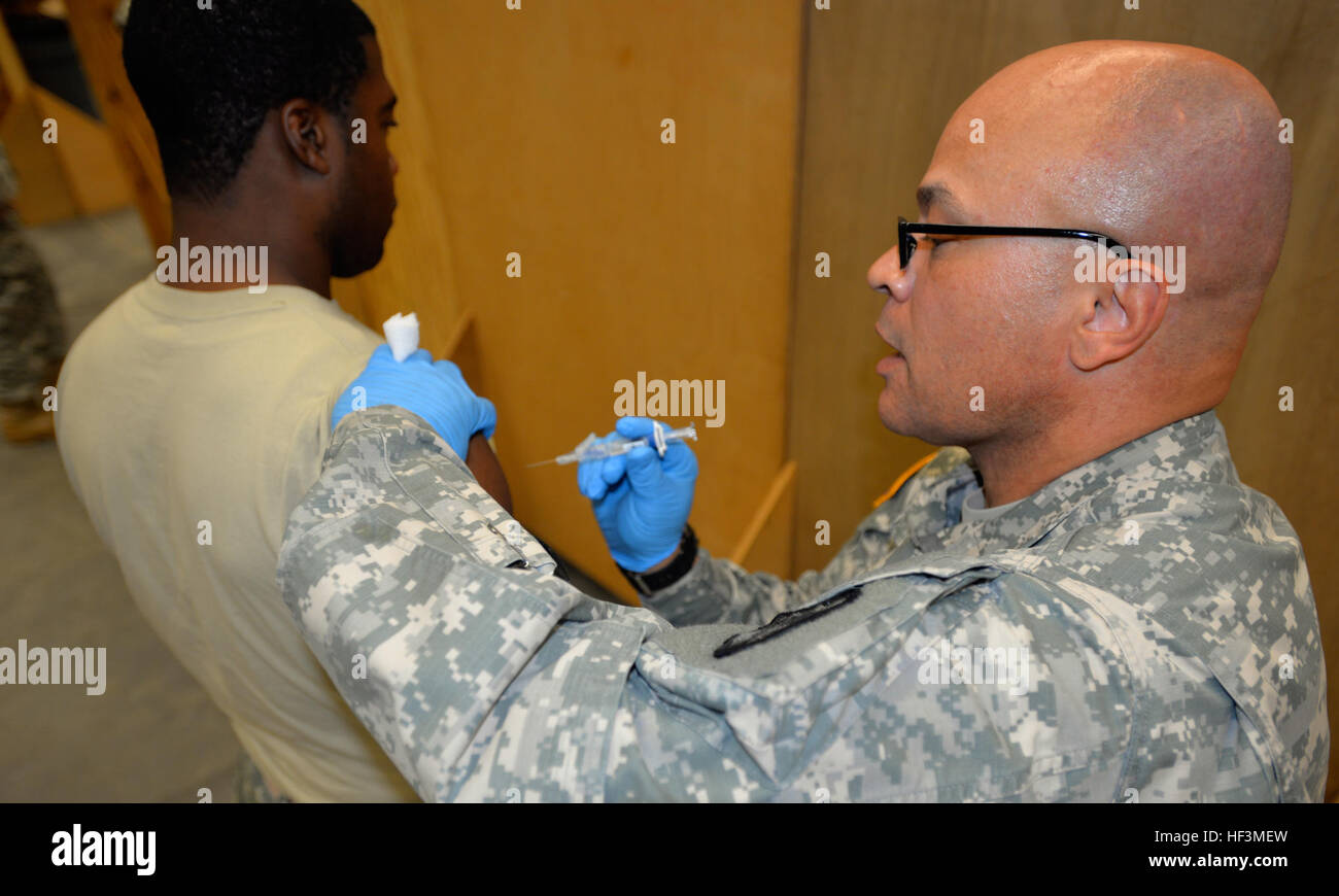 South Carolina Army National Guard bereitet Hunderte von North Carolina National Guard Soldaten McCrady Training Center in Eastover, SC, South Carolina Emergency Management Division Flut Antwort, 10. Oktober 2015. In weniger als einer Woche nach einem historischen landesweiten Hochwasser wird die Post, reserviert für SCNG Militärausbildung in eine kleine Stadt mit Soldaten, die Durchführung von 24-Stunden-Betrieb umgewandelt. "Es ist alles Teil der vorherige Planung, wir sind sehr erfahren darin," sagte South Carolina Army National Guard Captain Sean Easley, ein führendes Unternehmen mit 710th Explosive Gefahr Koordinierungsgremiums Stat Stockfoto