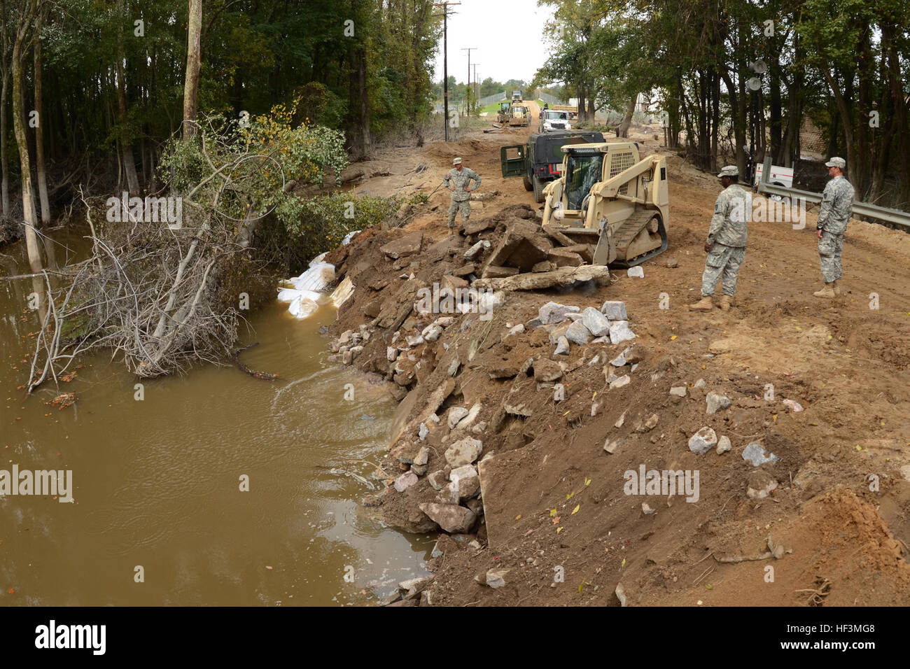 US-Soldaten von der South Carolina National Guard 1782nd Ingenieur-Firma aus Lancaster, S.C., reparieren einen Abschnitt der Whitehouse Road, in der Nähe der Richland Kläranlage in Kolumbien, 13. Oktober 2015. Die jüngste historischen Überschwemmungen in South Carolina verursacht Washout und schwere Schäden an Transport-Infrastruktur in den Midlands, erfordern dringend benötigte schnelle Reparaturen von Ingenieur-Einheiten zu unterstützen Grafschaften und normalen Betrieb wiederherstellen. Der South Carolina National Guard wurde aktiviert, um Zustand und Grafschaft Katastrophenschutz-Organisationen und lokalen Ersthelfer als historisch unterstützen Stockfoto