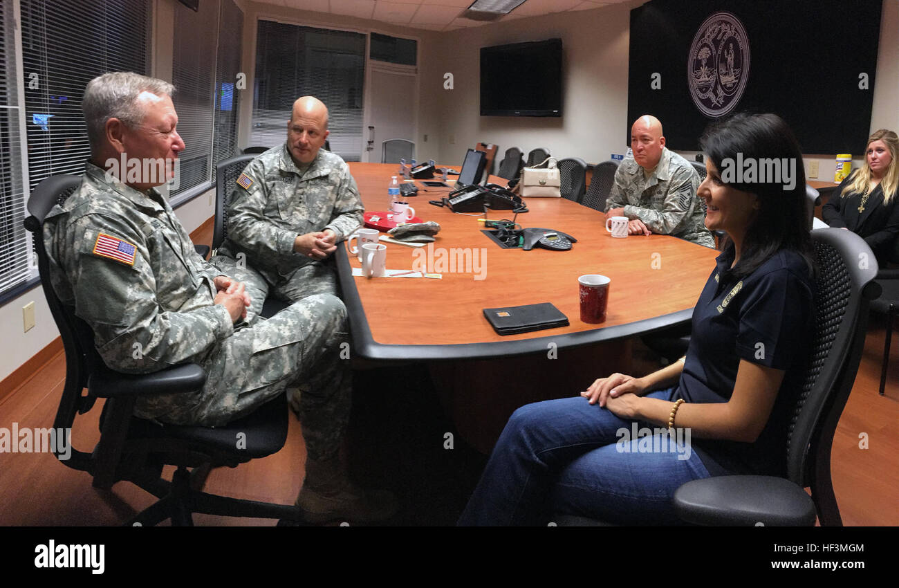 Armee-General Frank Grass, Chef, National Guard Bureau; Armee Generalmajor Robert Livingston, Generaladjutant, South Carolina National Guard und Air Force Chief Master Sgt. Mitchell Brush, eingetragenen Berater, der Chef des National Guard Bureau, sprechen Sie mit South Carolina Gouverneur Nikki Haley während eines Besuchs in der Nationalgarde Antwort zu schweren Überschwemmungen zur Unterstützung der zivilen Behörden, State Emergency Operations Center, West Columbia, SC bewerten , 14. Oktober 2015. Dieses Bild wurde aufgenommen mit einem Handy. (Foto: US Army National Guard Sgt. 1. Klasse Jim Greenhill) (Freigegeben) Süd C Stockfoto