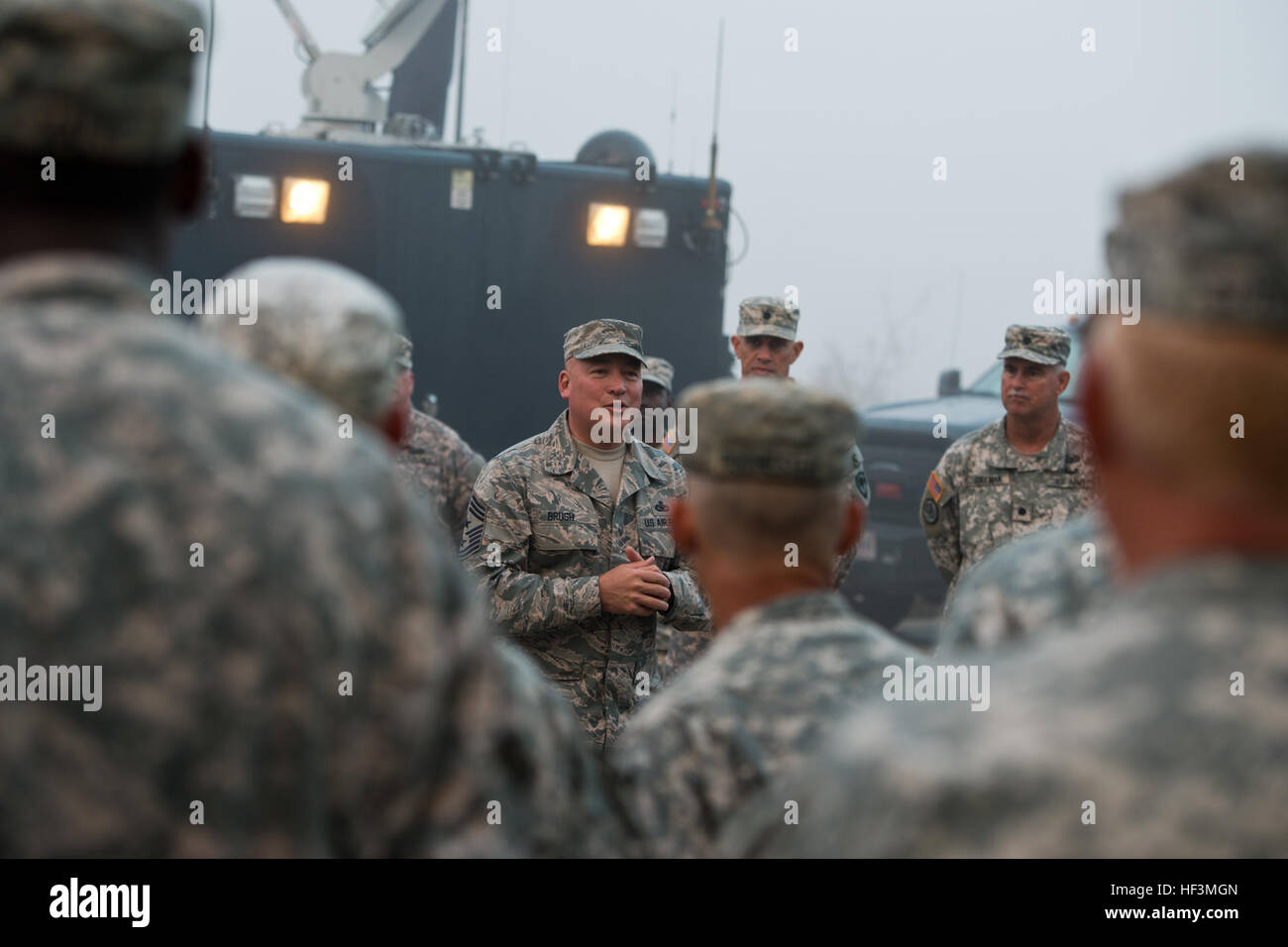 US Air Force Chief Master Sergeant Mitchell O. Brush, der Senior Enlisted Advisor für die National Guard Bureau, Adresse South Carolina National Guard-Ingenieure, die auf die Reparatur am Flussufer Kanals in Columbia, SC, 14. Oktober 2015 gearbeitet.  Der South Carolina National Guard aktiviert wurde, um Zustand und Grafschaft Notfallmanagement Agenturen unterstützen und lokalen Ersthelfer als historischen Überschwemmungen betroffen Landkreisen landesweiten. Derzeit sind mehr als 2.200 Mitglieder der Nationalgarde von South Carolina als Reaktion auf das Hochwasser aktiviert. (U.S. Air National Guard Foto von Jorge Intria techn. Sgt. Stockfoto