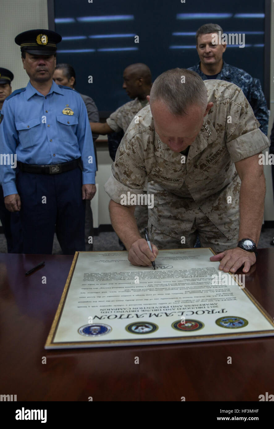 Lt. General Larry Nicholson unterschreibt die betrunken und fahren unter Drogen Prävention Kampagne Verkündigung Okt. 15 an Bord Camp Foster, Okinawa, Japan.  Führungskräfte mit Okinawa Bereich Coordinating Committee und senior US-Strafverfolgungsbehörden des Rates für Okinawa Polizei und Schutzdienste sind eine Partnerschaft mit der Okinawa Präfektur Polizei gegen die Anzahl der betrunken und unter Drogen fahren-Vorfälle inselweit. Diese jährliche Kampagne soll konzentrieren auf die USA und Okinawa Gemeinden in Bezug auf Faktoren, die führen zu betrunken und unter Drogen fahren, während ihrer gesamten Ausbildung Stockfoto