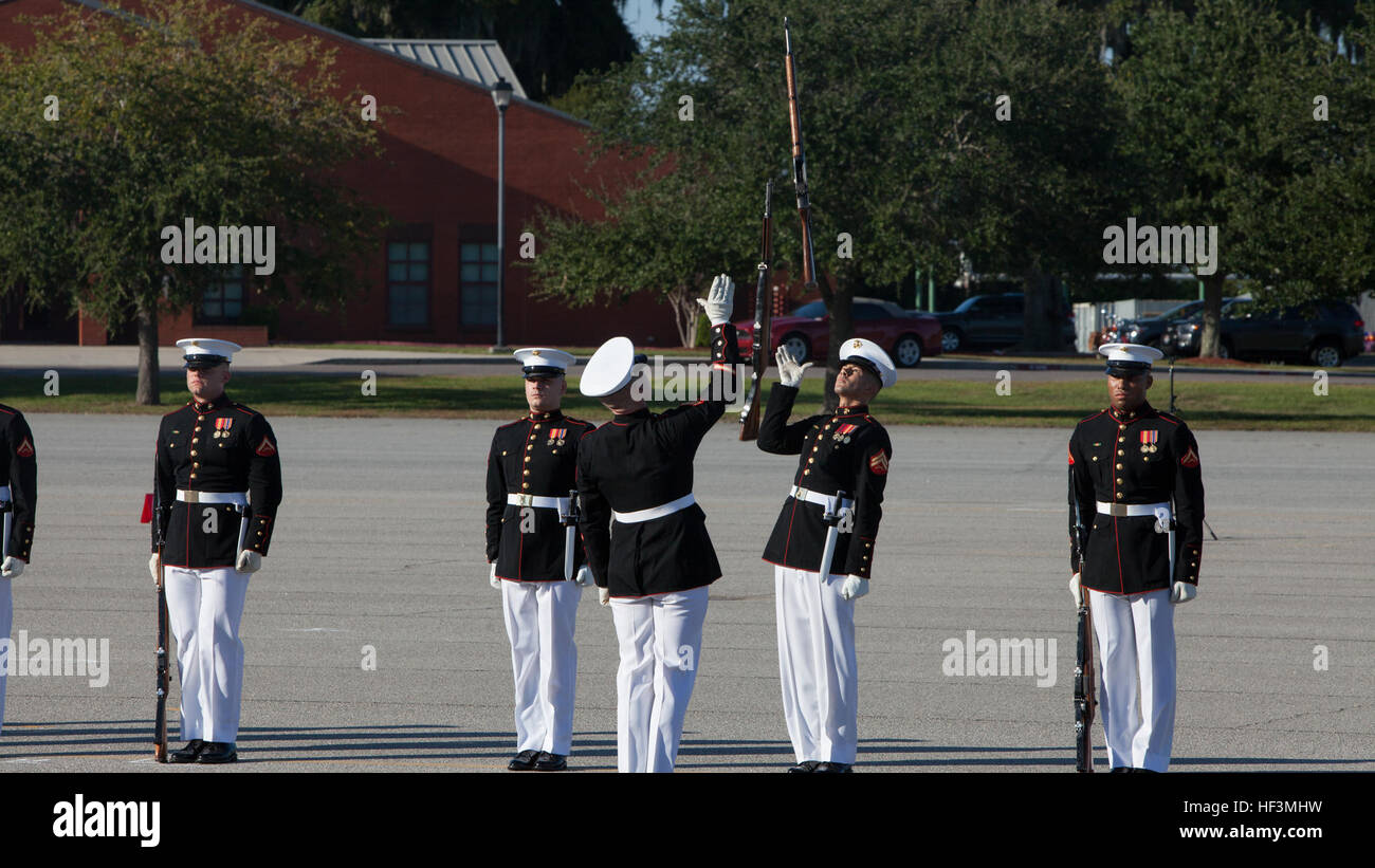 Marines aus dem Marine Corps Silent Drill Platoon führen im Marine Corps rekrutieren Depot Parris Island, SC, für die Hundertjahrfeier des Depots, 16. Oktober 2015. Die Schlacht-Farben-Zeremonie war für Marines, Veteranen und Gäste im Depot durchgeführt. (U.S. Marine Corps Foto von Sgt. Melissa Karnath/freigegeben) Jahrhundert machen Marines 151016-M-RX595-220 Stockfoto