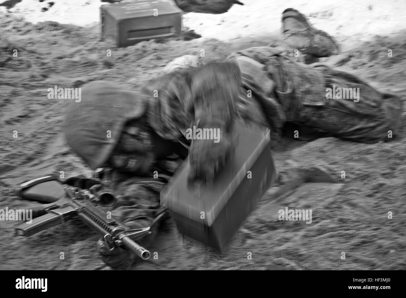Ein Rekrut kriecht mit einem Gewehr und Munition kann während des Tiegels im Marine Corps rekrutieren Depot Parris Island, SC, 16. Oktober 2015. Der Tiegel als Bestandteil ihrer Ausbildung Rekrut müssen alle Marinekorps Rekruten durchlaufen. (U.S. Marine Corps Foto Illustration von Sgt. Gabriela Garcia/freigegeben) CMC Besuche MCRD Parris Island und MCAS Beaufort 151016-M-SA716-230 Stockfoto
