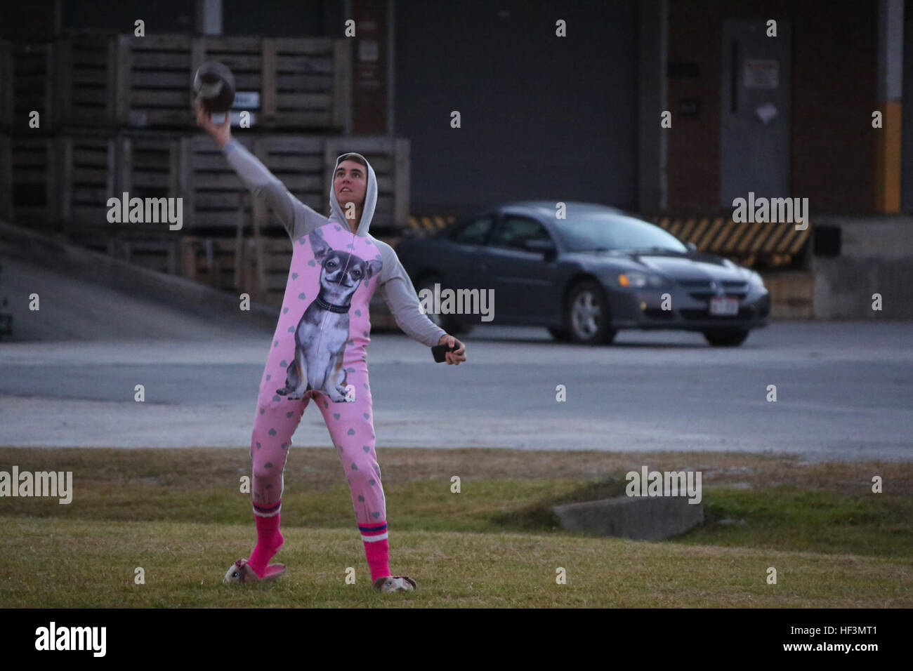 Eine Marine, gekleidet wie ein Hund fängt einen Fußball während eines Fußballspiels Pick-up bei der Familie Herbstfest veranstaltet von Marine Air Control Squadron 2 im Marine Corps Air Station Cherry Point, North Carolina, 22. Oktober 2015. Mehr als 100 Marines, Segler und Familienmitglieder trafen sich zum Auftakt der Herbstsaison mit einem Chili Cook-off- und Kostüm-Wettbewerb sowie Spiele, einen Film und ein Lagerfeuer. (U.S. Marine Corps Foto von CPL. N.W. Huertas/freigegeben) MACS-2 Marines, Familien sind herzlich willkommen Herbst mit Herbst Familie Festival 151022-M-RH401-026 Stockfoto