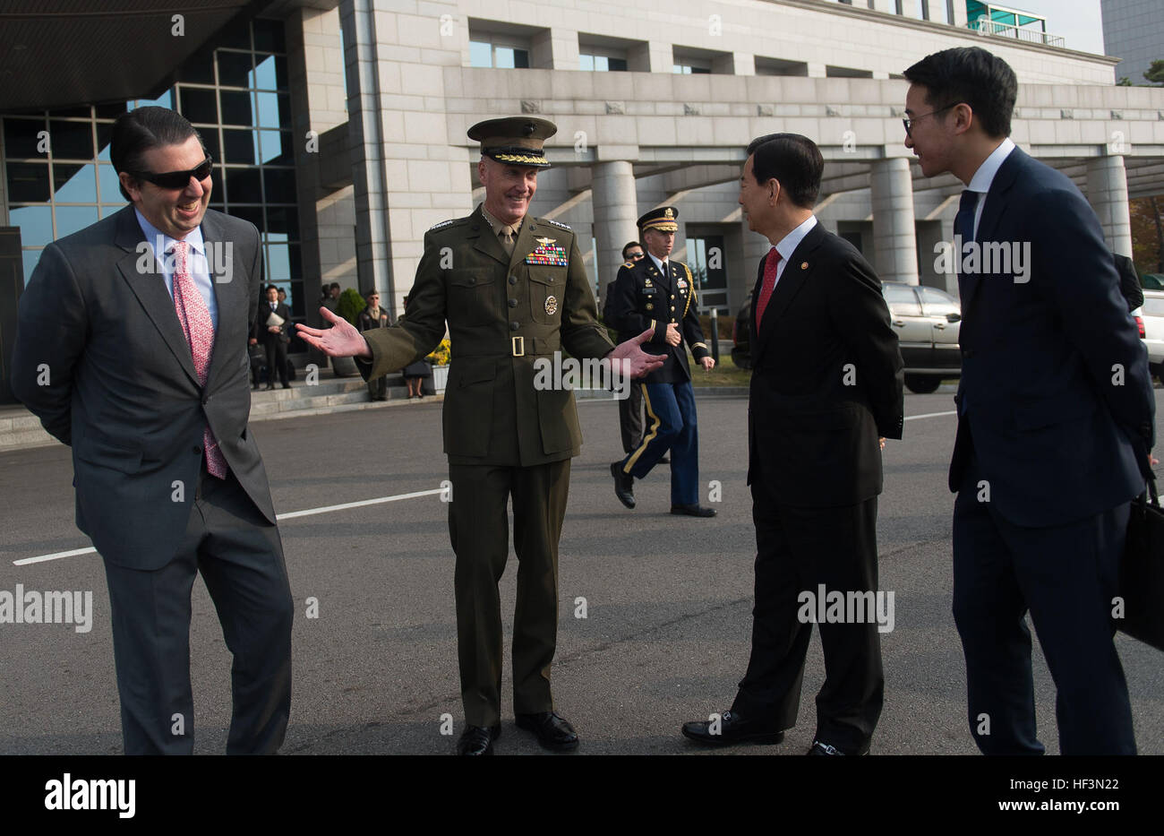 US Marine Corps General Joseph F. Dunford Jr., Vorsitzender der Joint Chiefs Of Staff, spricht mit US-Botschafter in der Republik von Korea Mark Lippert und Republik Korea Minister der Verteidigung Minkoo Han Hauptquartier der Joint Chiefs Of Staff in Daejeon, Südkorea, 2. November 2015. (DoD Foto vom Navy Petty Officer 2. Klasse Dominique A. Pineiro) Gen Dunford trifft sich mit koreanischen Führer 151102-D-PB383-0011 Stockfoto