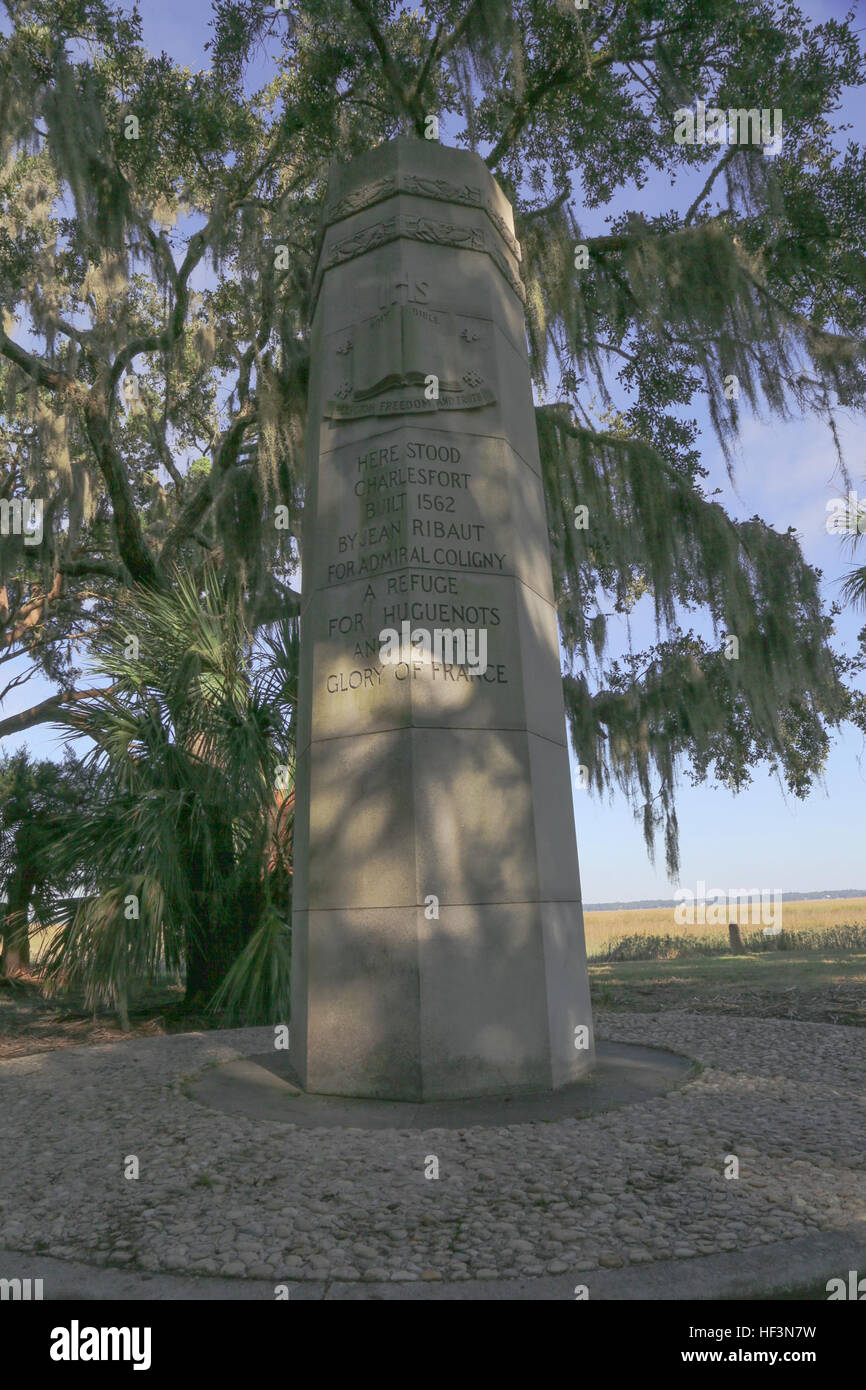 Ein historisches Wahrzeichen steht, wo die Stadt Charlesfort einst an Bord Marine Corps zu rekrutieren Depot Parris Island. Die Stadt Charlesfort wurde 1562 von Jean Ribaut, gegründet wo es kurz wieder von den Spaniern übernommen wurde. Die Stadt wurde umbenannt Santa Elena, und wurde von Indianern niedergebrannt. November ist nationale Native American Heritage Monat 151113-M-SK244-001 Stockfoto