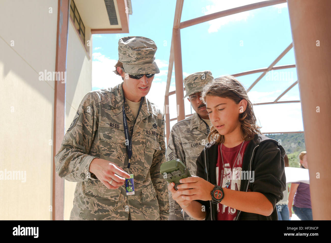 Master Sgt. Jill Reed, lehrte die Basis Notfall Ingenieur Kraft Unteroffizier-in-Charge des Ingenieurwesens, hilft Tyler McNally, ein Student an der W.T Sampson Middle und High School, mit dem Defense Advanced GPS Empfänger während einer Klasse von Reed zu Ehren des National Geographic Informationstag Systeme. Soldaten mit vereinten Kräften mit W.T Sampson Schule für GPS-Lektion 151119-Z-MA895-010 Stockfoto