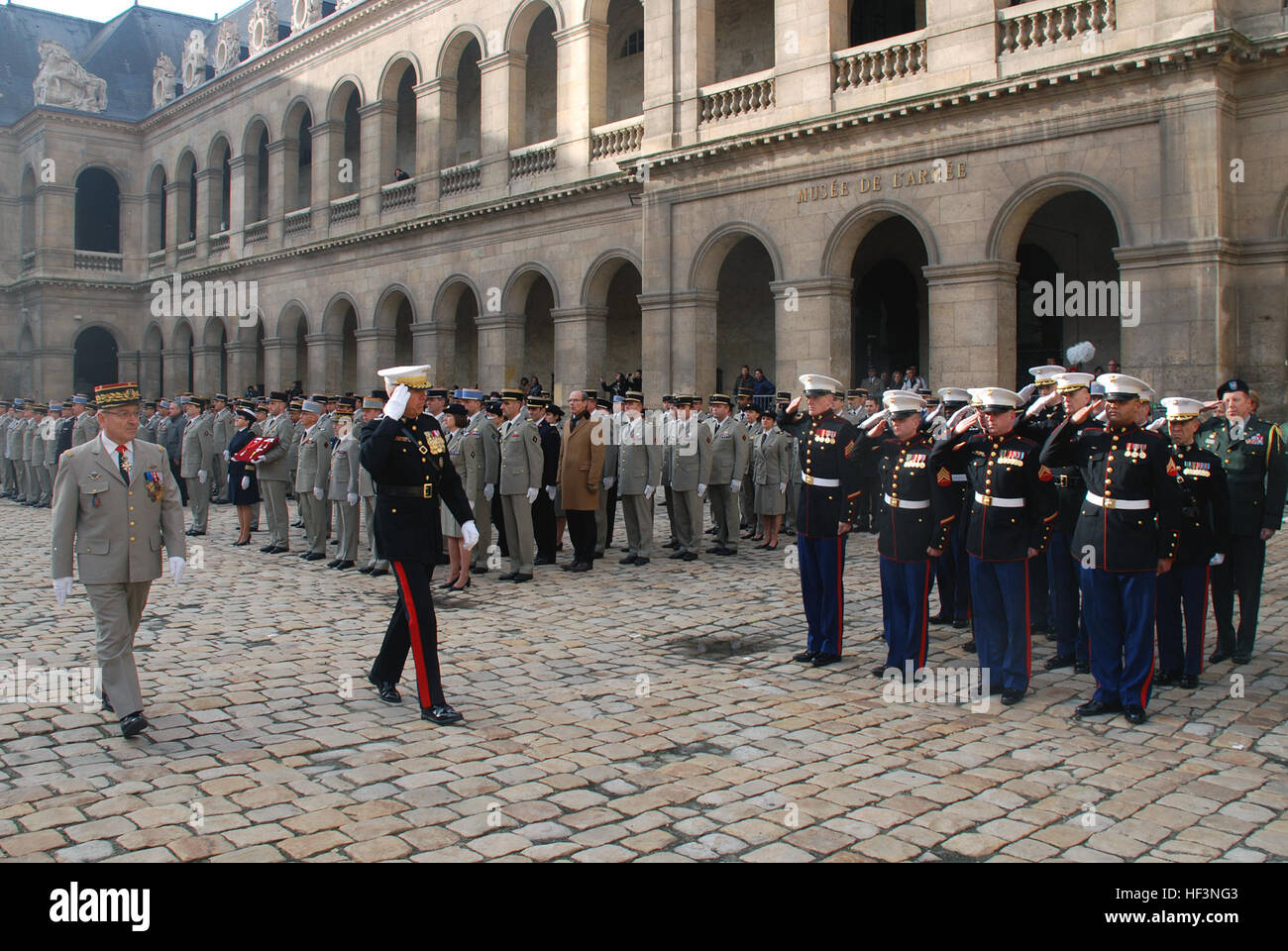 General James T. Conway (zweiter von links), der 34. Kommandant der United States Marine Corps, geht im Überblick ein Detail der US-Marines während einer Preisverleihung, dem Stabschef der französischen Armee General Elrick Irastorza (links) der Marine-Kommandant mit Frankreichs Nationalorden der Ehrenlegion an den historischen Les Invalides hier präsentiert Dez. 1. Die Zeremonie enthalten einen vollen militärischen Festzug, mit Zügen der französischen Ehren Gardist, einer zeremoniellen Band und französische und amerikanische militärische Vertreter. USMC-120109-M-0884D-005 Stockfoto