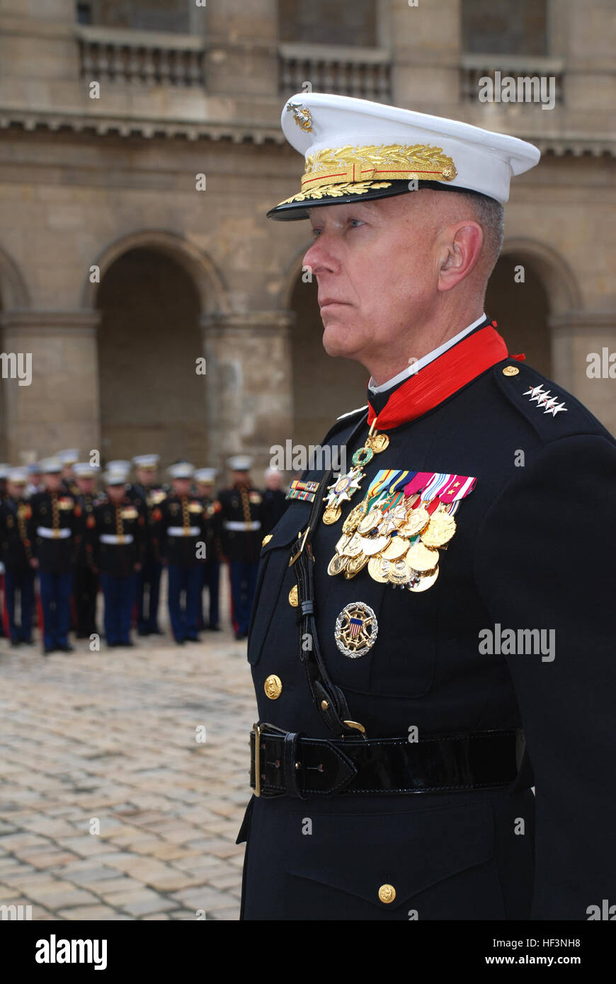 General James T. Conway, Preisverleihung der 34. Kommandant der United States Marine Corps, steht vor der zeremoniellen Bildung nach der Stabschef der französischen Armee General Elrick Irastorza der Marine-Kommandant mit Nationalorden der Ehrenlegion Frankreichs während einer militärischen präsentiert die historischen Les Invalides hier Dez. 1. Die Zeremonie enthalten einen vollen militärischen Festzug, mit Zügen der französischen Ehren Gardist, einer zeremoniellen Band und französische und amerikanische militärische Vertreter. USMC-120109-M-0884D-003 Stockfoto