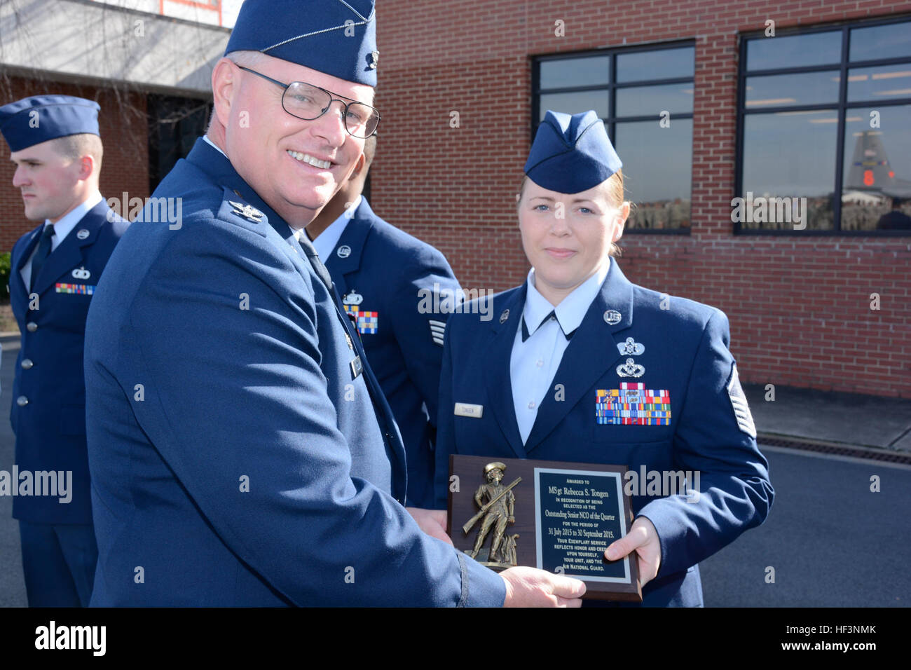 US Air Force Master Sgt. Rebecca Tongen, Installation Notfall Superintendent für die 145. hoch-und Tiefbau-Geschwader erhält der Outstanding Senior Non-Commissioned Offizier des Quartals Award für Juli bis September 2015, von Colonel Marshall C. Collins, Kommandeur, 145. Airlift Wing, während eine Rampe-Bildung an der North Carolina Air National Guard Base, Charlotte Douglas International Airport, 6. Dezember 2015 statt. Tongen verfügt über 14 Jahre des militärischen Services. (Foto: U.S. Air National Guard Senior Airman Laura Montgomery, 145. Public Affairs/freigegeben) Rampe Bildung Dezember 2015 151206-Z-RS771 Stockfoto