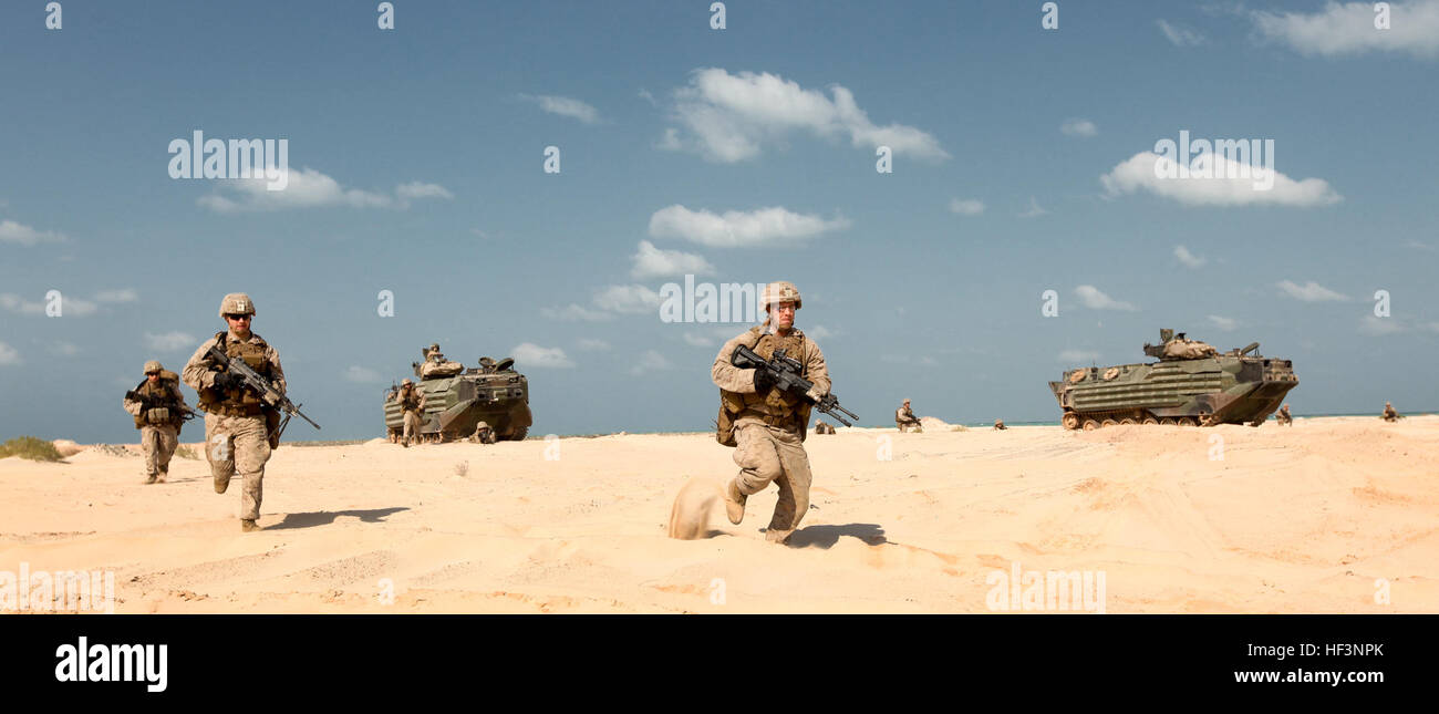 Marines mit 3rd Platoon, Battalion Landing Team 2/6, 26. Marine Expeditionary Unit, führen einen Strand-Angriff während einer Übung 8. Dezember 2015 im Einsatzgebiet 5. Flotte. Die 26. MEU ist mit der Kearsarge amphibische bereit Gruppe begonnen und wird bereitgestellt, um die Aufrechterhaltung der regionalen Sicherheit in den USA 5. Flotte Einsatzgebiet. (U.S. Marine Corps Foto von Staff Sgt. Bobby J. Yarbrough/freigegeben) Mechanisierte Angriff 151208-M-DE426-008 Stockfoto