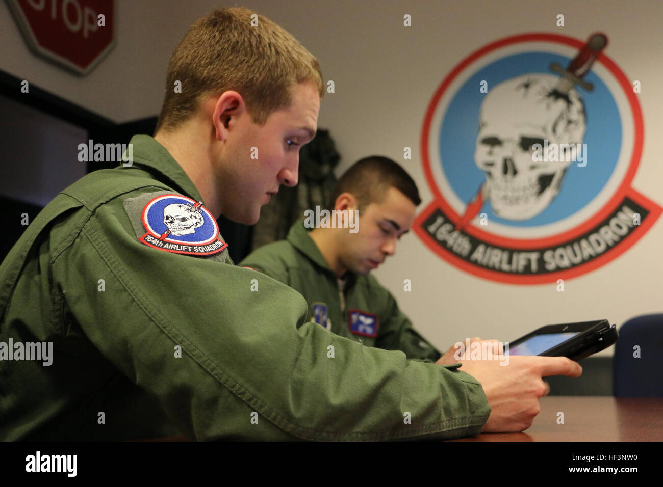 Senior Airman Kevin Forney und Airman 1st Class Zack Caudill, Lademeister der 164th Airlift Squadron, bereiten sich auf einen Nachtflugbetrieb einer C-130H Hercules am 179th Airlift Wing, Mansfield, Ohio, 10. Dezember 2015 vor. Die Ohio Air National Guard Einheit ist immer auf der Mission, mit hoch qualifizierten Bürger-Flieger zu reagieren, um Bundes-, Staats-und Gemeindemissionen durchzuführen. (USA Air National Guard Foto von Tech. Sgt. Joe HarwoodReleased) C-130H Hercules Night Operation Airdrop 151210-Z-XQ637-005 Stockfoto