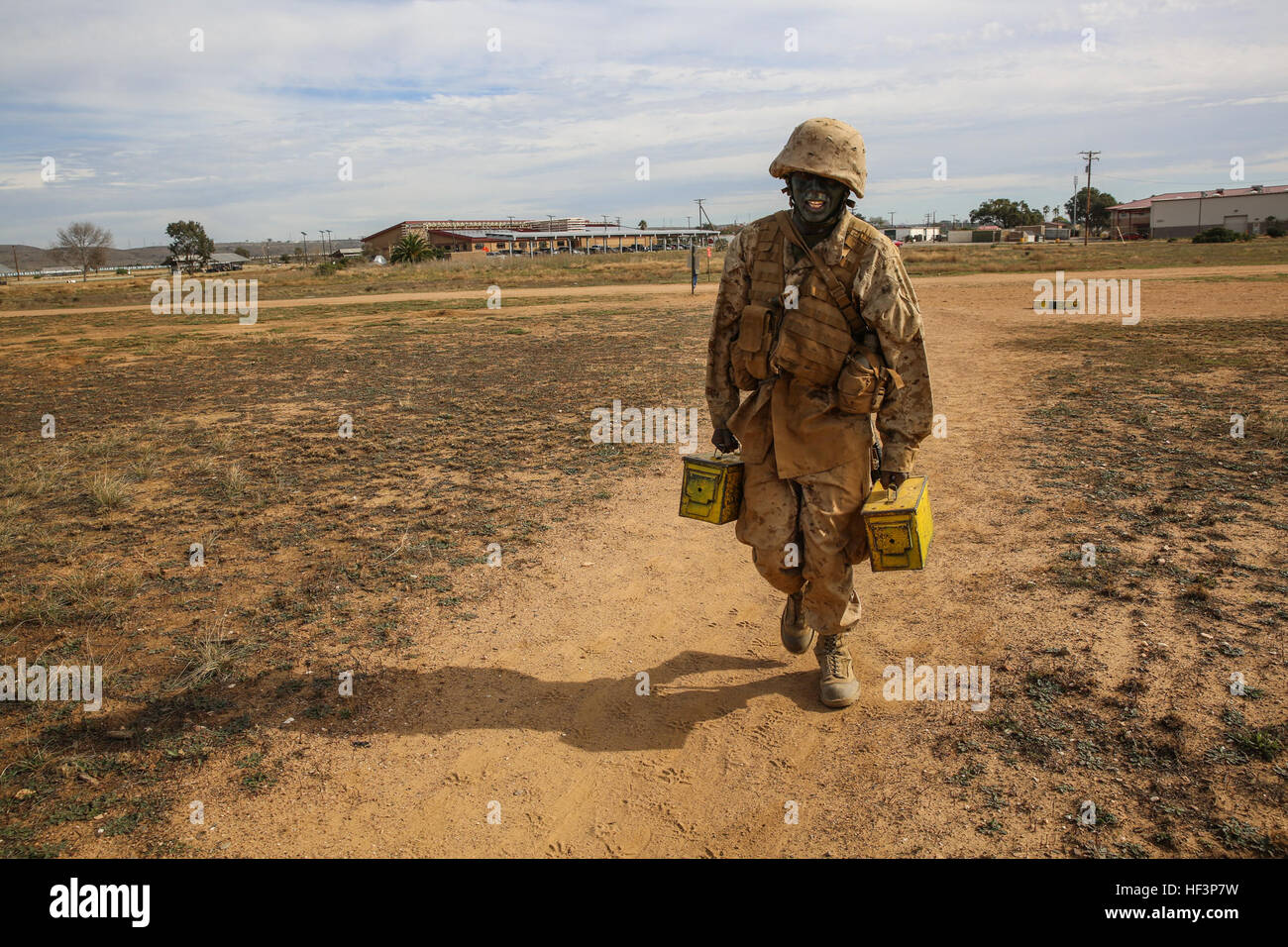 Private First Class James N. Gathondu, Charlie Kompanie, 1. rekrutieren Training Bataillon, läuft mit Munition Dosen während einer Veranstaltung des Tiegels im Marine Corps Base Camp Pendleton, Kalifornien, 13. Januar. Während des Trainings, möchte er immer die Rekruten in seinem Zug daran erinnern wie das Leben für ihn in Kenia war und wie sie etwas, das sie erhielten nehmen sollte, in der Ausbildung selbstverständlich. Er erinnerte daran, daran zu erinnern, sie hatte alle gemacht die Entscheidung, sich anzuschließen, und sie sollten härter versuchen, weil sie alles, was sie brauchen, vor allem die Chance auf den Titel gegeben wird, sind Marine. Gathondu ist gebürtiger Stockfoto