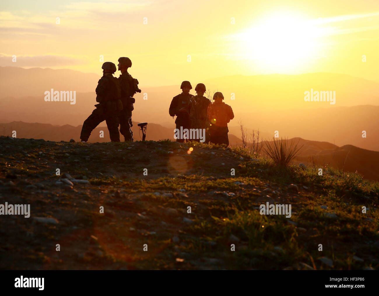 Marines schauen über dem Hügel Tops auf ihre Ziele als die Sonne untergeht im Marine Corps Base Camp Pendleton, Kalifornien, 13. Januar 2016. Die Marines sind eine Mischung aus gemeinsamen taktischen Angriff Controller und gemeinsamen Feuer-Beobachter, die verantwortlich für die Leitung der Feuer der Artillerie und Flugzeuge sind. Die Marines sind mit 1. Air Naval Gunfire Liaison Company, ich Marine Expeditionary Force. (Foto: U.S. Marine Corps Lance Cpl. Timothy Valero / veröffentlicht) Selten gesehen, immer hörte ANGLICO ruft im Feuer 160113-M-HF454-043 Stockfoto