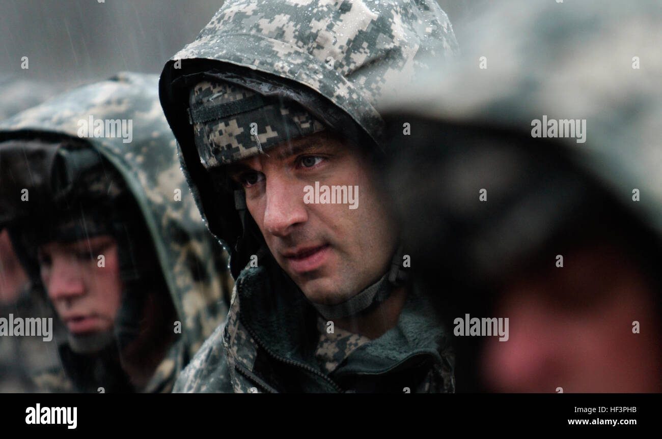 US Army Captain.Richard Tackett des Regiments höher Headquarters Troop, 278. Armored Cavalry Regiment, Tennessee Army National Guard beteiligt sich in der Ausbildung, 12. Dezember 2009, Vorbereitung für einen geplanten Einsatz in den Irak am Lager Shelby Joint Forces Training Center, Hattiesburg, Miss. Dies werden die Einheiten zweite Tour zur Unterstützung der Operation Iraqi Freedom in fünf Jahren und ist die größte Einheit des Staates. Flickr - DVIDSHUB - Tennessee Nationalgarde Soldaten Zug für die Bereitstellung Stockfoto