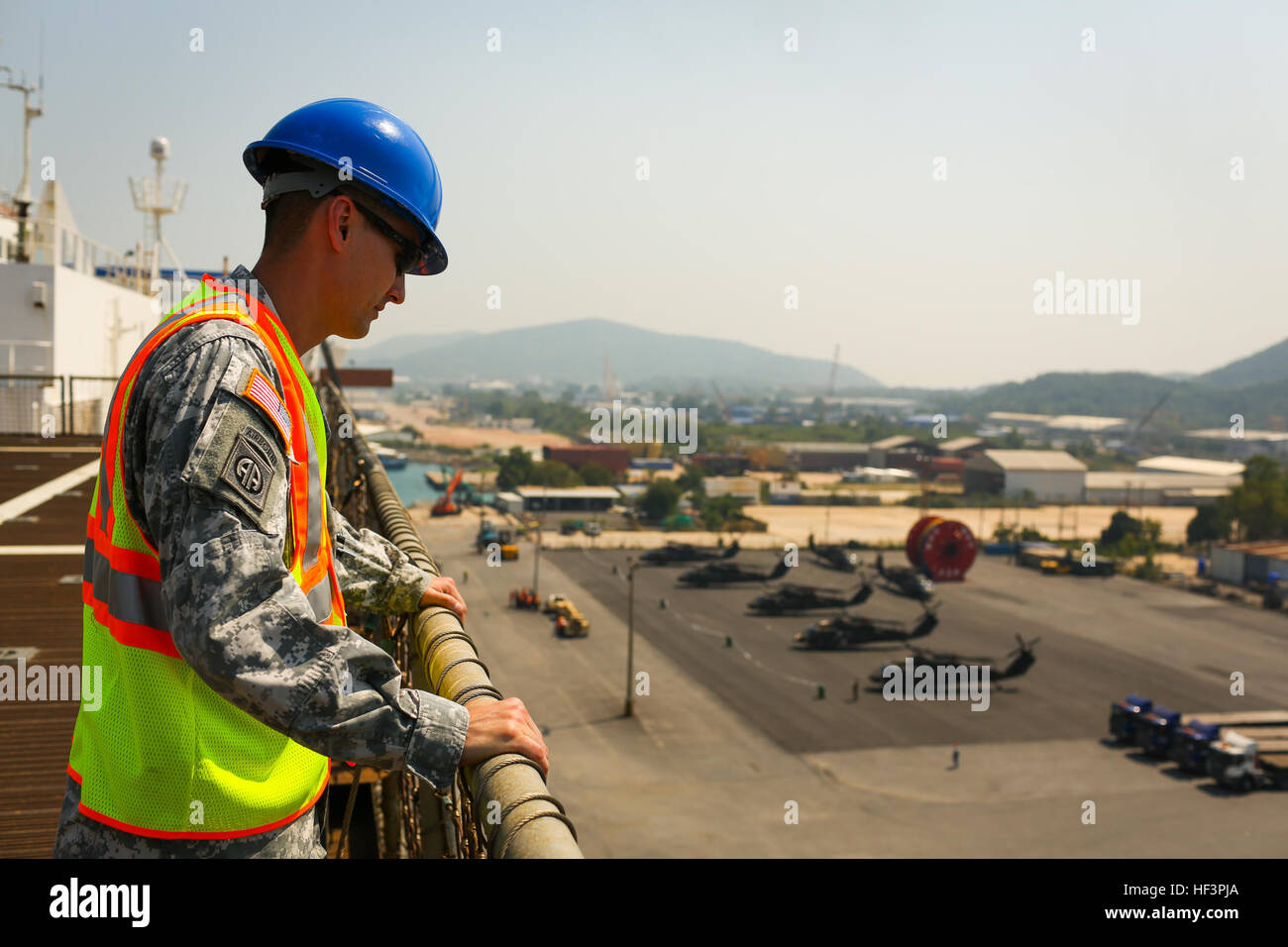 US Army Major Tony Newman, mit 1-2 Stryker Brigade Combat Team, 7. Infanterie-Division, überwacht die Abladung der Interim Armored Vehicle Styker des aus der USNS Generalmajor Stephen W. Pless, Währenddes Trainings Cobra Gold 2016 auf Marinestützpunkt Sattahip, Thailand, 28. Januar 2016. Kobra-Gold in seiner 35. Iteration ist ein wichtiger Bestandteil der Vereinigten Staaten und allen anderen teilnehmenden Nations regionale militärische Militärengagement Bemühungen. (US Marine Corps Combat Kamera Foto von CPL. Wesley Timm/freigegeben) FC Royal Thai Navy und US-Militärangehörige Auslagern von USNS Generalmajor Stephen W. Pless 160128-M-AR45 Stockfoto