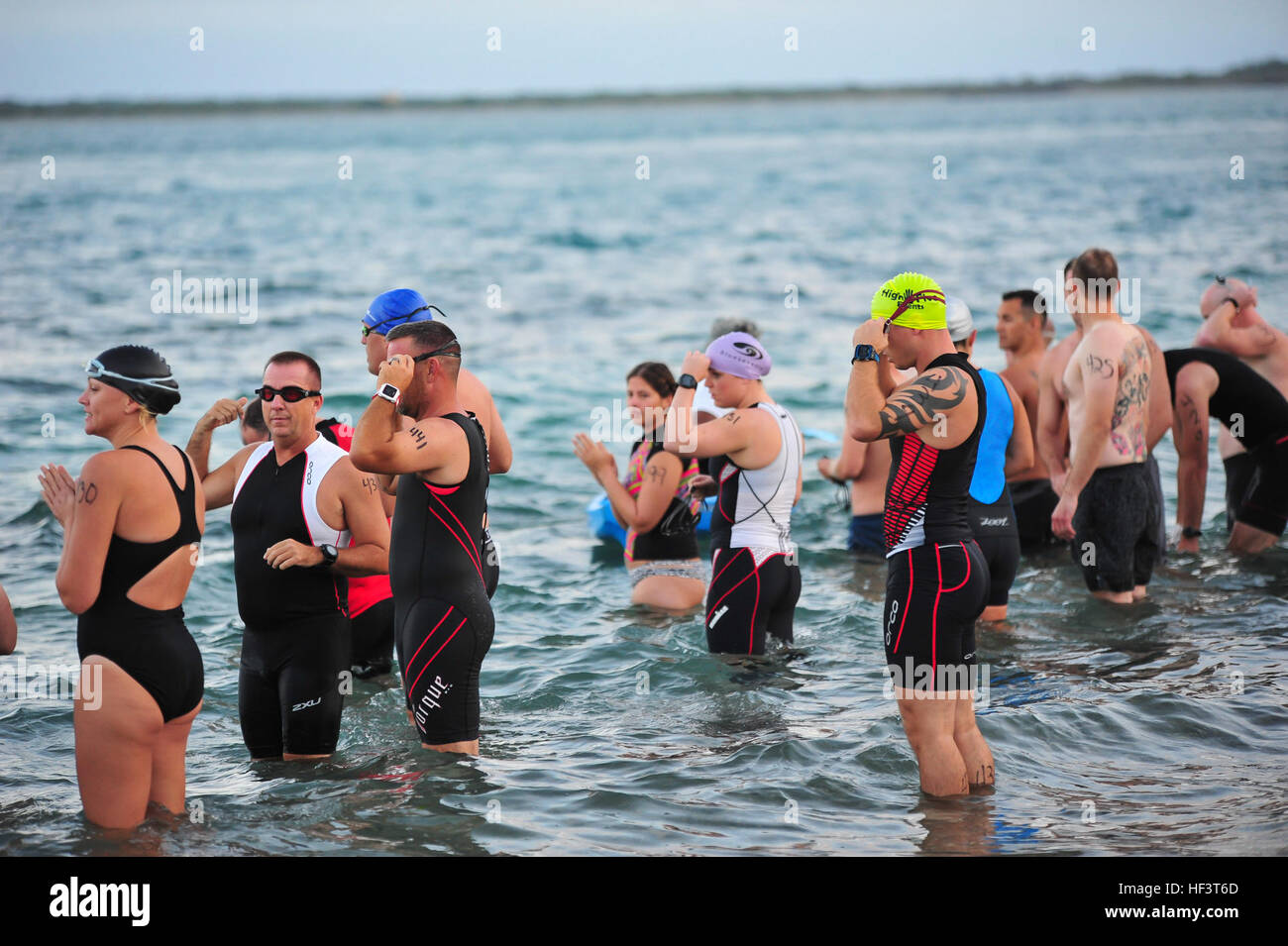 Bereiten Sie etwa 70 Joint Task Force Guantanamo Soldaten und Bewohner des US Naval Station Guantanamo Bay, Kuba, Schwimmen während des alle zwei Jahre stattfindende Sprint-Triathlon Rennens am 27. Febr, gehalten von der Moral, Wohlfahrt & Freizeit-Programm. Das Rennen bestand aus einem 750 Meter schwimmen, 20K Meilen Radfahren und 5K-Meile laufen. Triathleten übernehmen 160227-Z-KK981-004 Stockfoto