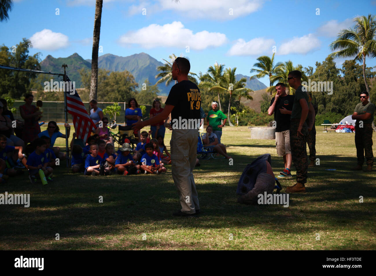 Space-Marines und zivile Beamte der Provost Marshal militärische Arbeitshunde Büroeinheit mit Hauptsitz Bataillon vom Marine Corps Base Hawaii beantworten Fragen und erklären Sie die Bedeutung ihrer Arbeit eine Cub Scout Truppe an Bord Marine Corps Training Bereich Balg, 5. März 2016. Marines und zivilen Beamten verschiedene Befehle gegeben ihre Hunde, ihre Intelligenz und ihren Gehorsam zu zeigen. Die Hundeführer auch zermürbte eine Biss-Jacke für ein mock nehmen von den Hunden, die Scouts zu zeigen, die Disziplin und Ausbildung der Hunde zeigen, wenn eine echte Bedrohung für. (US Marine Corps Foto: Lance Cpl. Stockfoto