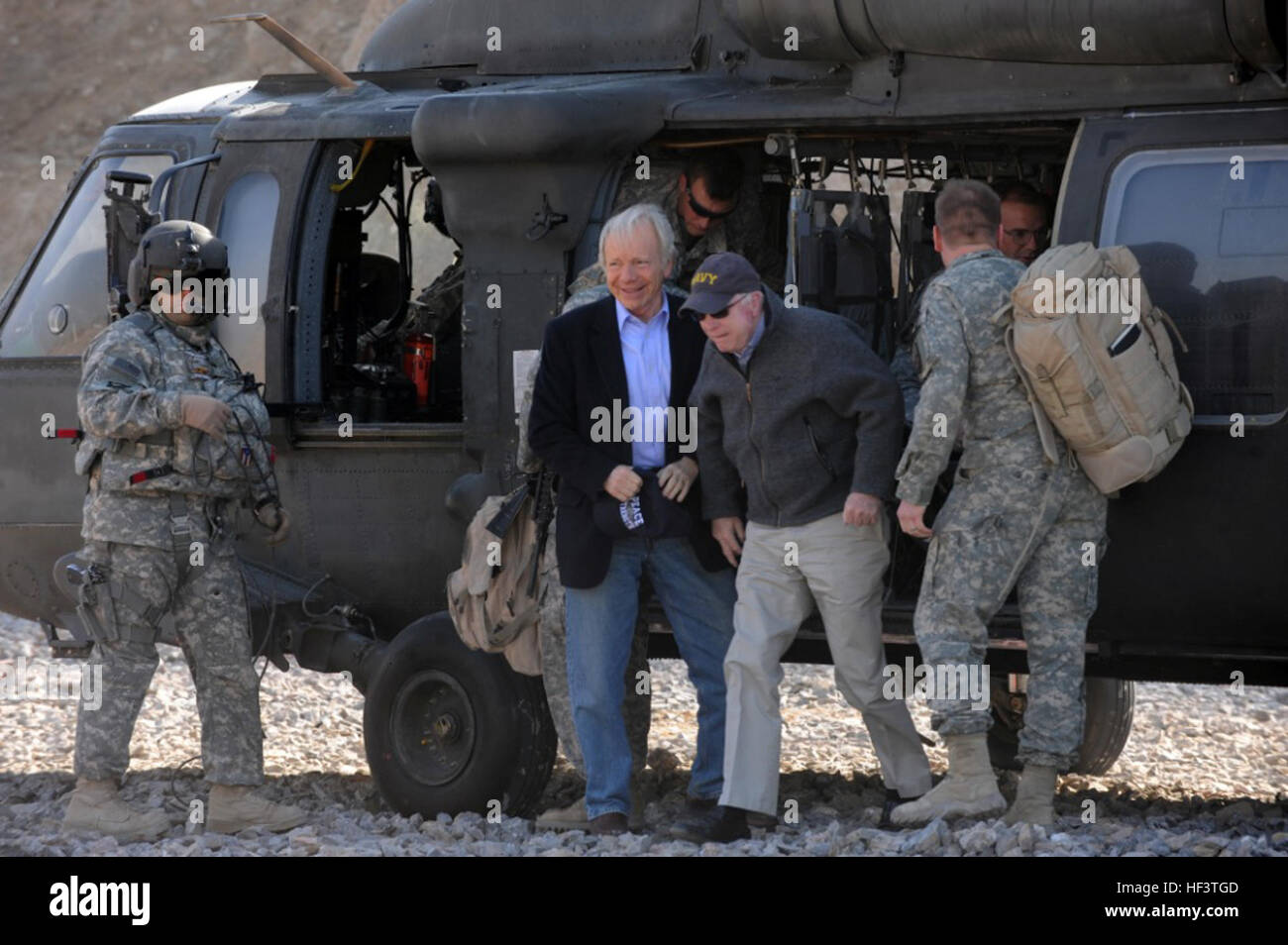 US-Senatoren Joe Lieberman und John McCain besuchen die operative Koordinierung Bezirk Mitte, Arghandab Tal, Afghanistan, Jan.7, 2010. Die OCDC ist ein Mischbetrieb Zentrum für USA, Kanada und afghanische Kräfte zusammenarbeiten, um Sicherheit im Süden Afghanistans zu etablieren. (US Air Force Foto von Staff Sgt. Christine Jones/freigegeben) Flickr - DVIDSHUB - Kongress-Delegation besucht Afghanistan Stockfoto