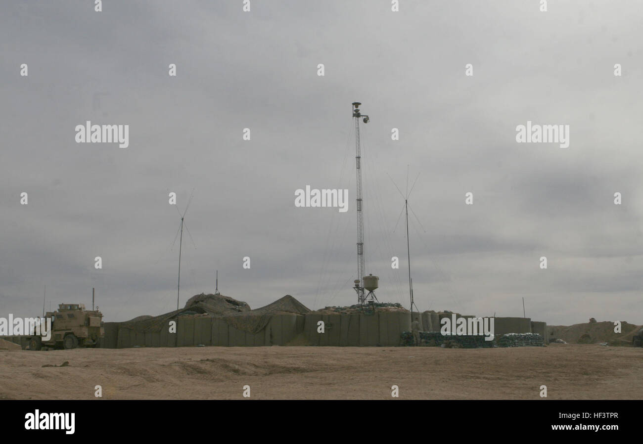 Marines mit Alpha Company, 1. Bataillon 6. Marineregiments begann zu stärken und aufzubauen Beobachtungsposten Huskars in der Provinz Helmand, 14. Januar 2010. Die Marines und Segler von Alpha und Waffen Unternehmen, 1. Bataillon, 6. Marineregiment und Anhänge aus 2. Combat Engineer Battalion, umgezogen tiefer in der Provinz Helmand um den Talibans Kontrolle über das Gebiet zu begrenzen, indem er eine prominentere Koalition Präsenz in der Region zu zwingen. Stiefel auf dem Boden aufschlug mit Schaufeln in der hand; Marines kommen, stärken Beobachtungsposten Huskars DVIDS240692 Stockfoto