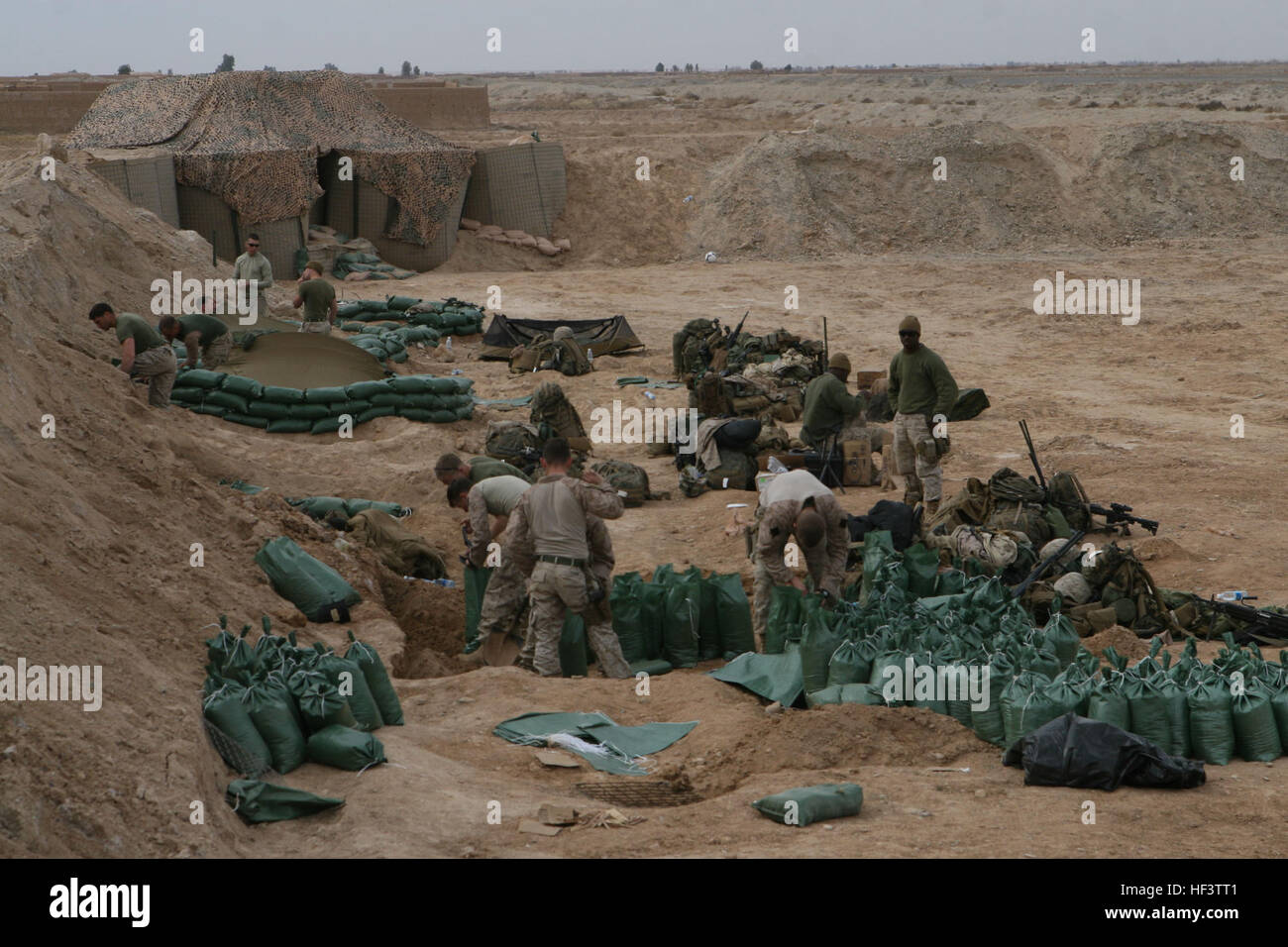 Marines graben Gruben, die als ihren Lebensraum dienen soll und füllen Sandsäcke auf Beobachtungsposten Huskars in der Provinz Helmand, Jan. 14. Die Marines und Segler von Alpha und Waffen Unternehmen, 1. Bataillon, 6. Marineregiment und Anhänge aus 2. Combat Engineer Battalion, umgezogen tiefer in der Provinz Helmand um den Talibans Kontrolle über das Gebiet zu begrenzen, indem er eine prominentere Koalition Präsenz in der Region zu zwingen. Beobachtungsposten Huskars DVIDS240654 Stockfoto