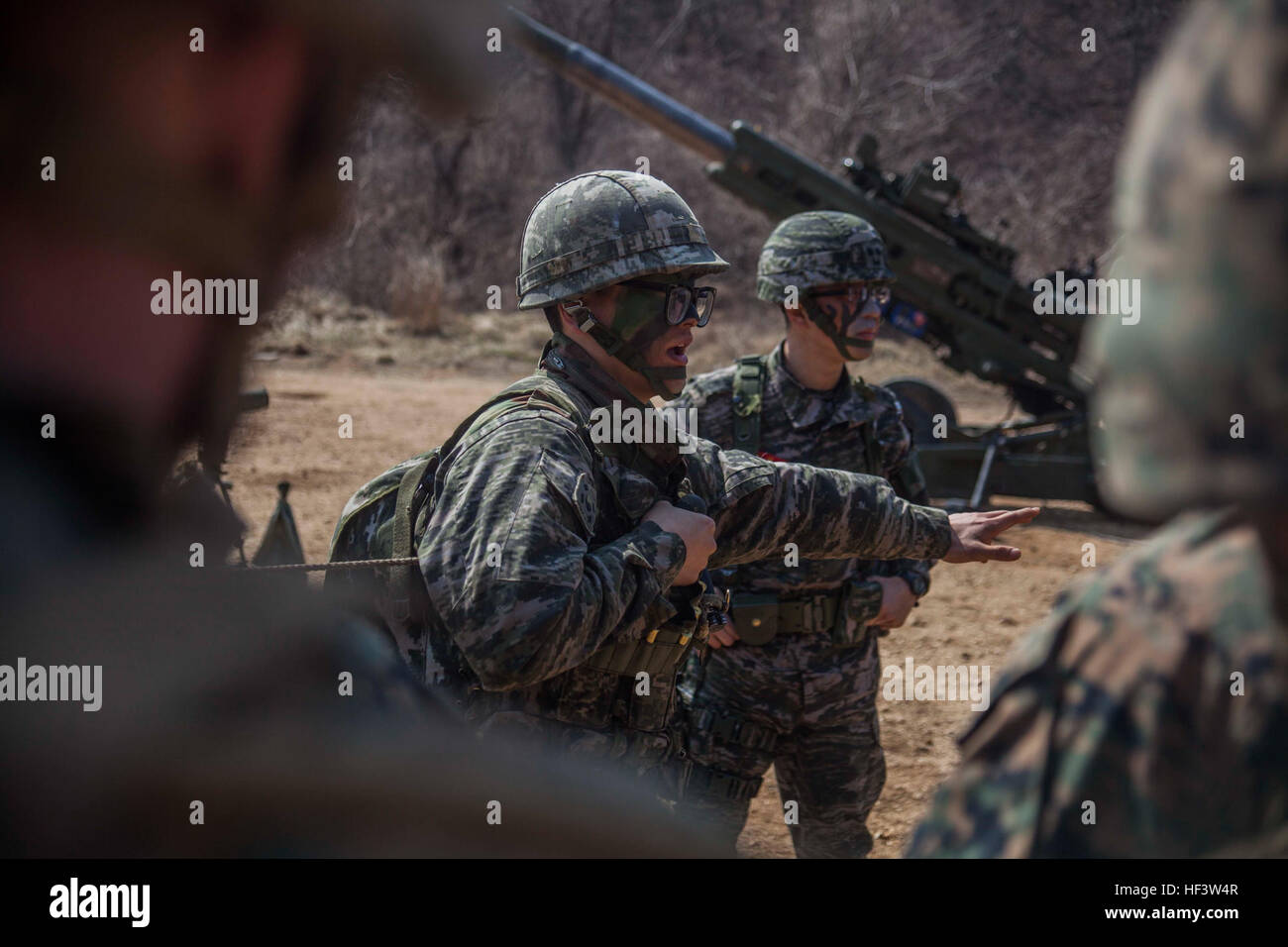 Eine Republik der Korea Marine, Bravo Batterie, 11. Bataillon, 1. ROK Division zugewiesen zeigt die US-Marines mit Golf Batterie, Battalion Landing Team 1. Bataillon, 5. Marines, 31. Marine Expeditionary Unit, feuern Verfahren für die KH-179-Haubitze auf Sanseori, Südkorea, im Rahmen der Übung Ssang Yong 16, 15. März 2016. Ssang Yong ist eine Biennale kombiniert amphibische Übung unter der Leitung von US-Truppen mit der Republik Korea Navy und Marine Corps, australische Armee und königliche Neuseeland Armee Kräfte, um Interoperabilität und Arbeitsbeziehungen zu einem breiten Spektrum von stärken Stockfoto