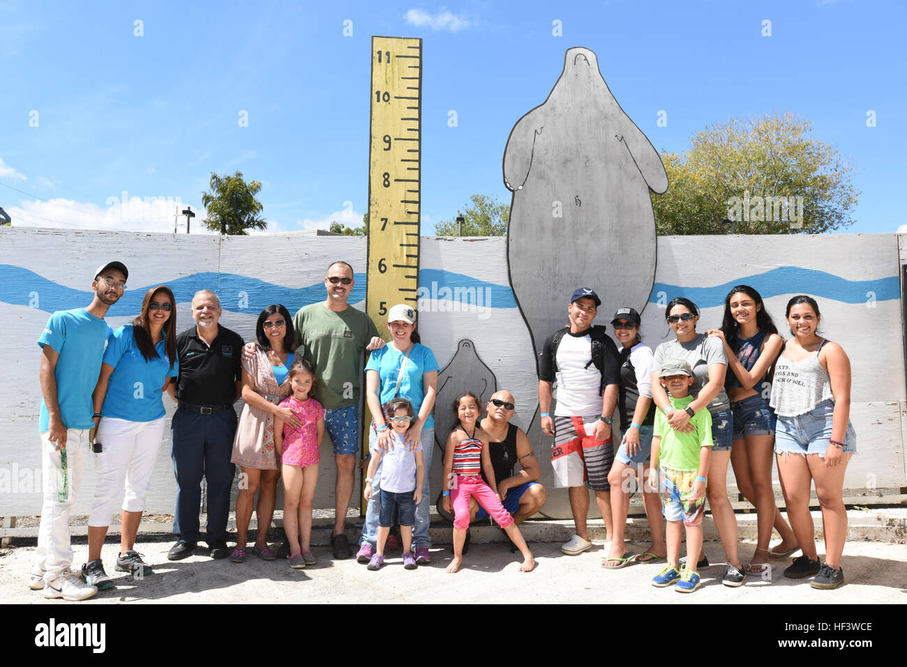 US Air Force Mitglieder 156. Airlift Wing, Muñiz Air National Guard Base und der 140. Air Defense Squadron, Punta Salinas Radarstellung, besuchen die Manatee Conservation Center an der Inter-American University of Puerto Rico, Bayamon Campus, mit Familie und Freunden über das Manatee-Reha-Programm von der Karibik Verseilung Netzwerk 19.März lernen.  (Foto: U.S. Air National Guard 1.. Lt. Claudia Villasenor) Puerto Rico Air National Guard besucht die Puerto Rico Manatee Conservation Center 160319-Z-MB617-003 Stockfoto