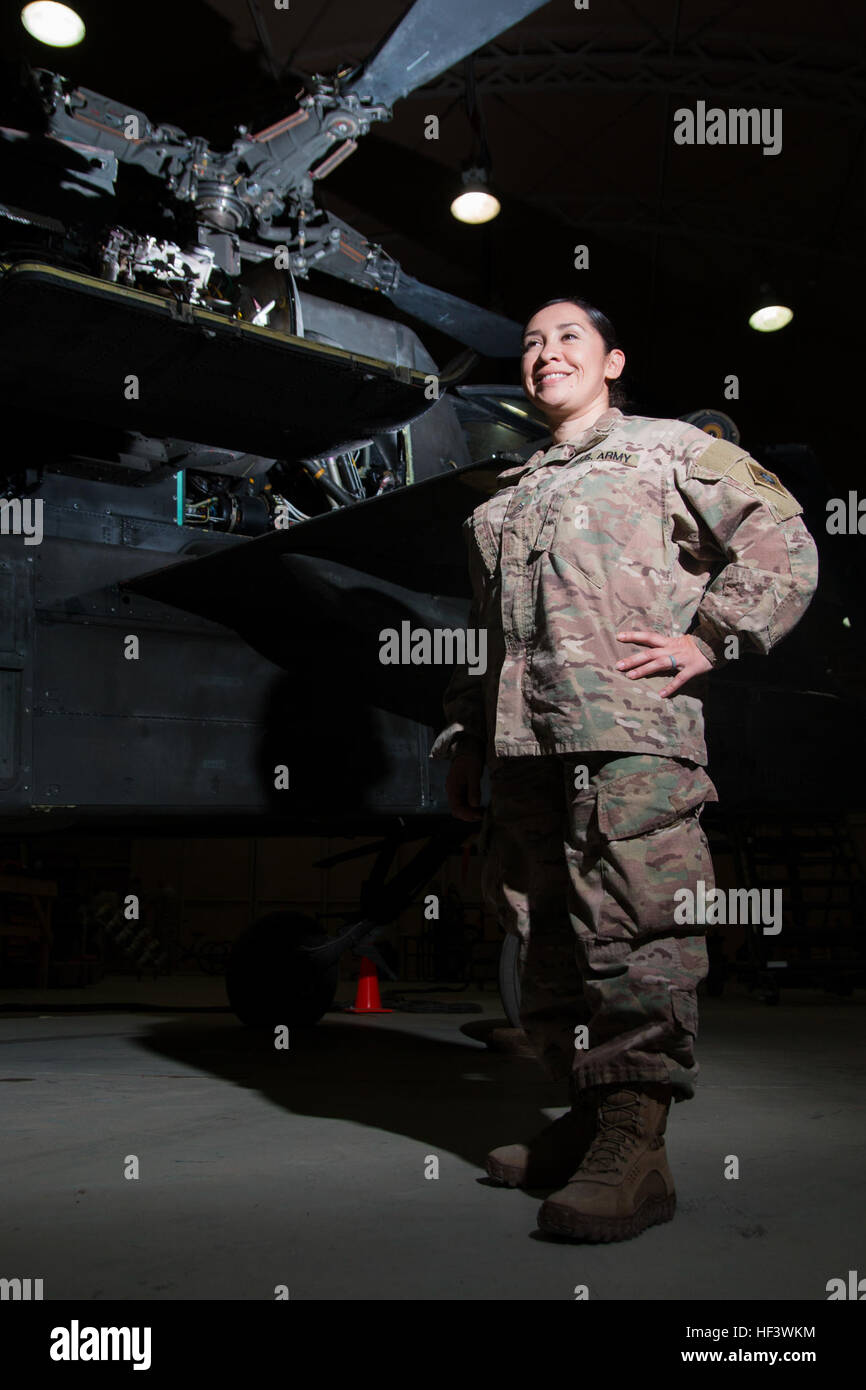 Arizona Army National Guard Sgt. Cynthia Hernandez, ein Flugzeug strukturellen Werkstatt in Unternehmen B, 640th Aviation Support Battalion, 40. Combat Aviation Brigade, arbeitet an einem AH-64 Apache Hubschrauber im Camp Buehring, Kuwait, März 27. Hernandez, der in Tucson, Arizona, mit ihrem Mann und fünf Kindern lebt, Reparatur der Apache genießt mehr als jede andere Luft-Frame.    "sie ist ein Kampfhubschrauber, gefällt mir," sagte Hernandez. "sie ist draußen ziemlich gemein." Frau Krieger bereitstellen mit dem 40. CAB 160327-Z-JK353-001 Stockfoto