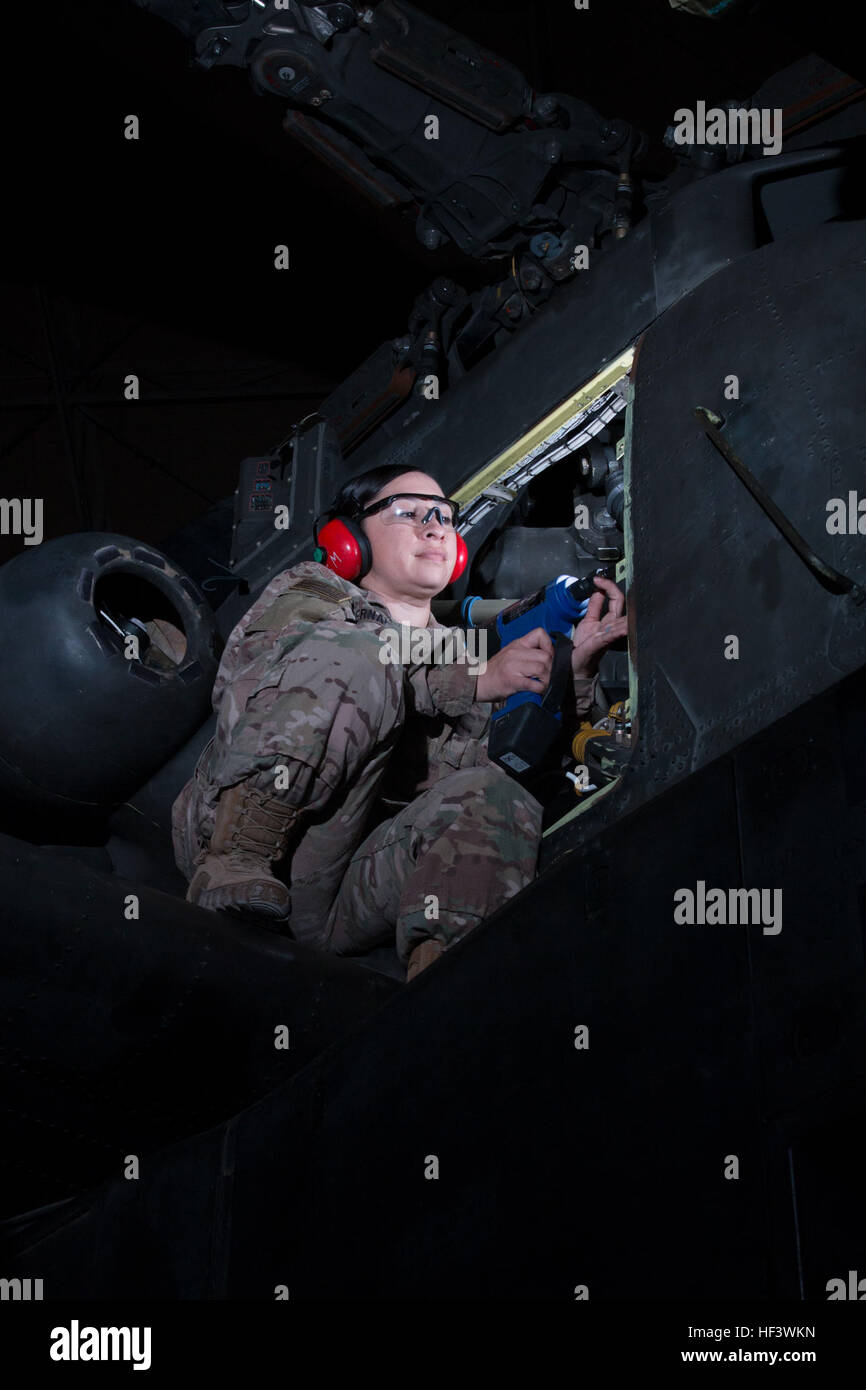 Arizona Army National Guard Sgt. Cynthia Hernandez, ein Flugzeug strukturellen Werkstatt in Unternehmen B, 640th Aviation Support Battalion, 40. Combat Aviation Brigade, arbeitet an einem AH-64 Apache Hubschrauber im Camp Buehring, Kuwait, März 27. Hernandez, der in Tucson, Arizona, mit ihrem Mann und fünf Kindern lebt, Reparatur der Apache genießt mehr als jede andere Luft-Frame.    "sie ist ein Kampfhubschrauber, gefällt mir," sagte Hernandez. "sie ist draußen ziemlich gemein." Frau Krieger bereitstellen mit dem 40. CAB 160327-Z-JK353-003 Stockfoto