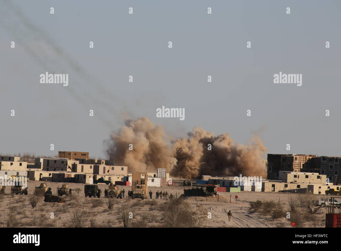 AH-1W Super Cobra von MAWTS-1 feuert Raketen während einer Offensive Air Support Übung in Yodaville, nahe Yuma, Arizona, als Teil des Weapons and Tactics Instructor Course 2-16 für fortgeschrittene Luftfahrtschulungen und Zertifizierung ab. Stockfoto