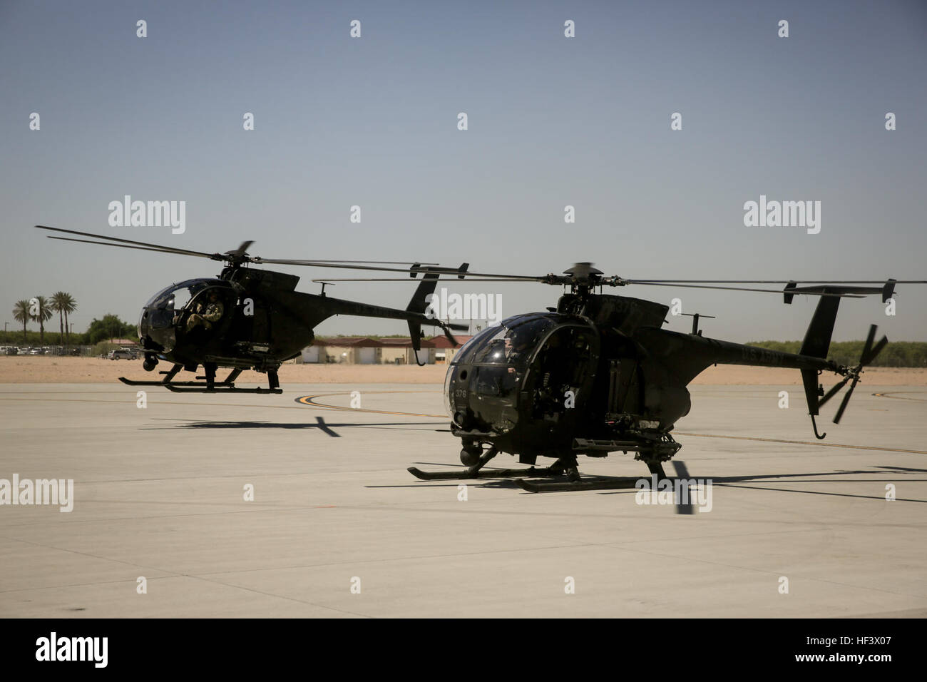 US-Armee A/MH-6 X Mission erweitert Vöglein Land während Waffen und Taktiken Instructor (WTI) Kurs 2-16 im Marine Corps Air Station Yuma, Arizona, 4. April 2016.  WTI ist ein sieben Wochen Trainingsveranstaltung hosted by MAWTS-1-Kader. MAWTS-1 bietet standardisierte erweiterte taktische Ausbildung und Zertifizierung von Einheit Kursleiter Qualifikationen, Marine Aviation Training und die Bereitschaft zu unterstützen und hilft bei der Entwicklung und Einsatz von Luftfahrt-Waffen und Taktiken. (Foto: U.S. Marine Corps Lance Cpl. Zachary M. Ford, MAWTS-1 COMCAM / veröffentlicht) Kleiner Vogel laden Demonstration 160404-M-CJ052-016 Stockfoto