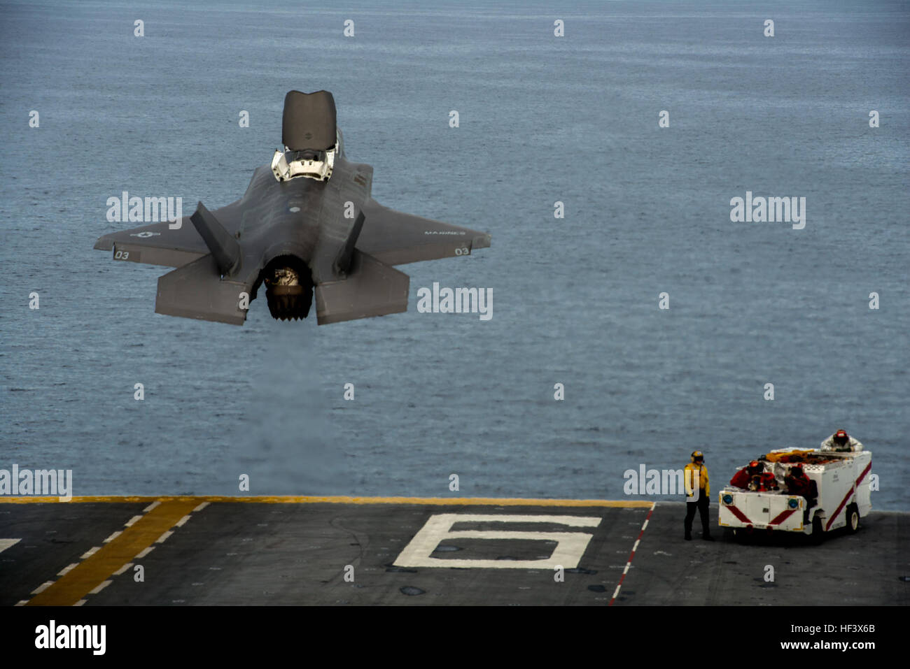 161119-M-MS007-067-Pazifik (19. November 2016) eine F-35 b Lightning II zieht aus dem Flugdeck der USS America (LHA 6) während der Blitz Träger Beweis des Konzepts Demonstration. Die Demonstration ist die erste an Bord Marinekorps F-35 b Integration Demonstration zusammen mit anderen Vermögenswerten des Marine Corps Air Combat Element. (US Marine Corps Foto von CPL. Thor Larson/freigegeben) Eine F-35 b Lightning II zieht aus dem Flugdeck der USS America (LHA-6), während der Blitz Träger Beweis des Konzepts Demonstration (31064703531) Stockfoto