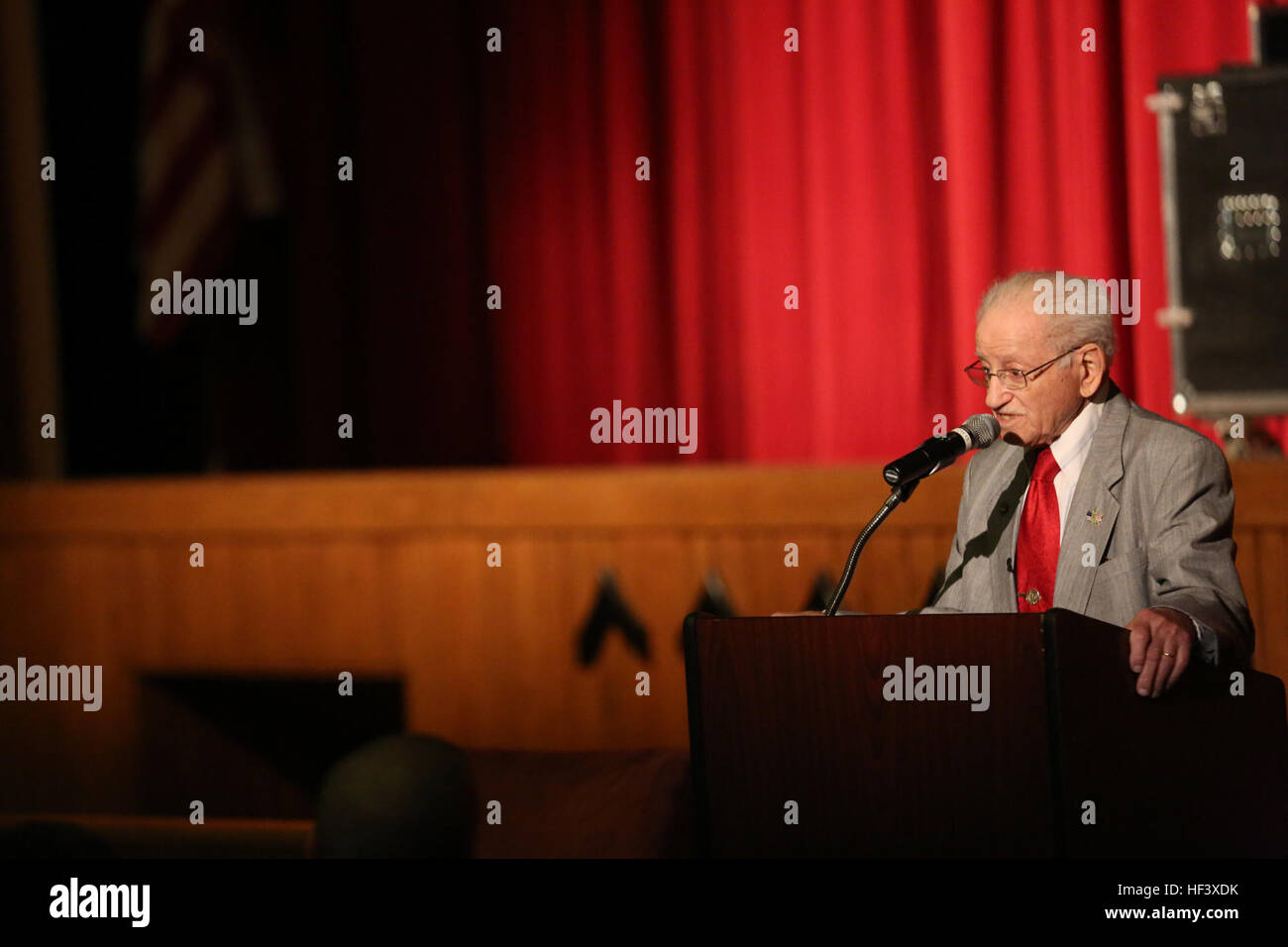 Abram Piasek, ein Überlebender des Holocaust teilt seine Geschichte von Gefangenenlagern überleben durch grausame und harte Bedingungen in der Basis Theater auf der Marine Corps Base Camp Lejeune, 14. April. Die Naval Hospital Diversity Committee Gastgeber der Veranstaltung zu zollen und erinnere mich an die vielen Opfer des Holocaust. Holocaust-Überlebender erzählt seine Erfahrungen 160414-M-ZH288-020 Stockfoto