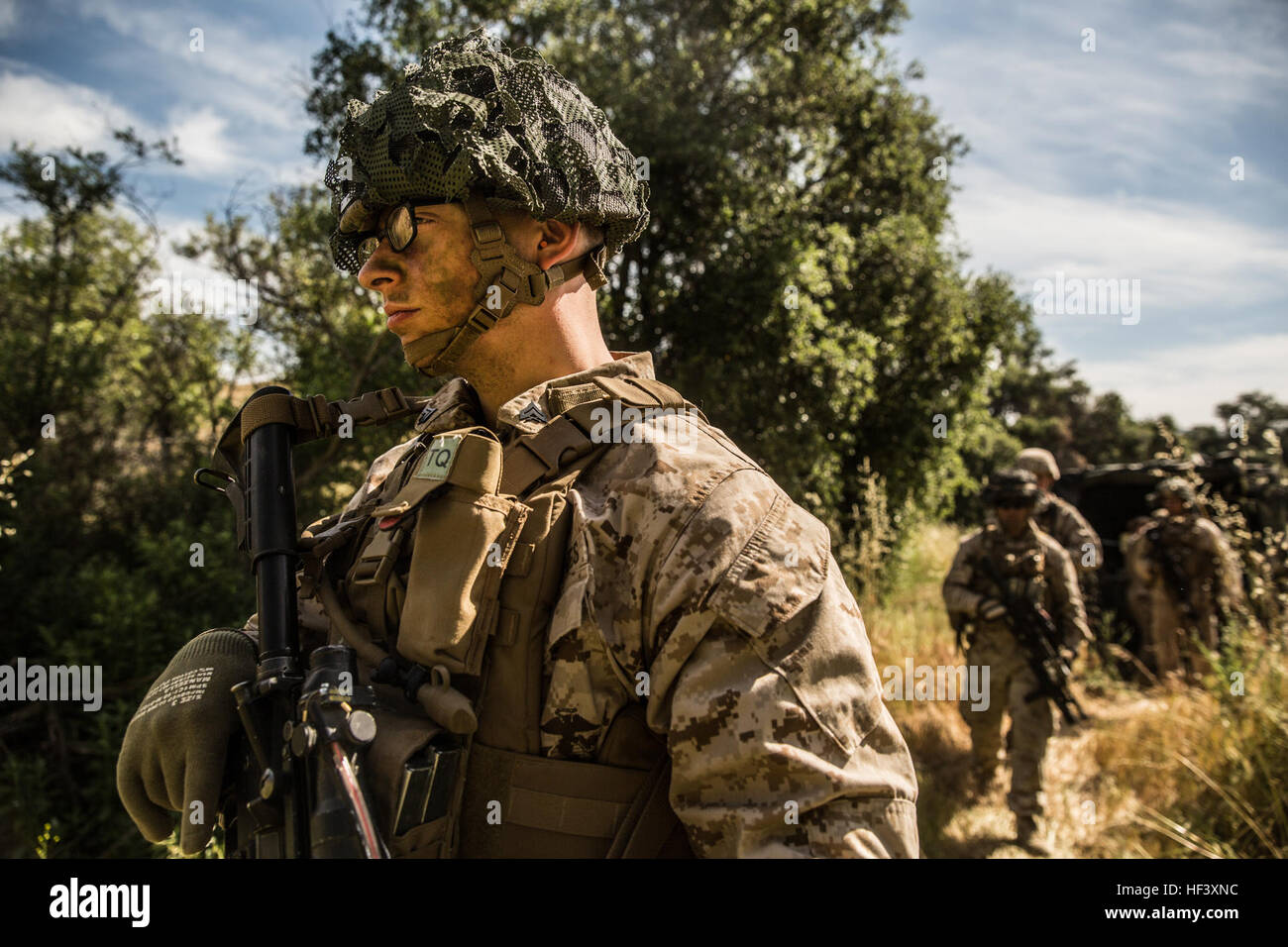 MARINE CORPS BASE CAMP PENDLETON, Kalifornien-Lance Cpl. Wesley Craddock, automatischen Rifleman, Firma K, 3. Bataillon, 1. Marineregiment, 1. Marineabteilung, Patrouillen hat, damit seine Mannschaft erste Ziel während der Kader Taktik-Training in Camp Pendleton 19. April 2016. Die Ausbildung konzentrierte sich auf grundlegende Bekämpfung Treffsicherheit und Kommunikation im Kader. Craddock ist 22 Jahre alt und aus Detroit. (U.S. Marine Corps Foto von Sgt. Emmanuel Ramos/freigegeben) Kleine Einheit Führung gestalten die morgige Corps 160419-M-ST621-010 Stockfoto