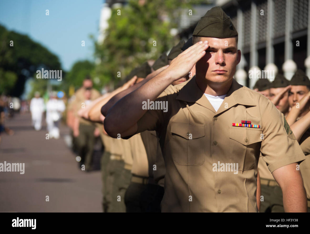 US-Marines mit Marine Drehkraft - Darwin Gruß Brigadier Ben James, der australischen Armee 1. Brigade-Kommandant, während der Australian and New Zealand Army Corps Day Parade in Darwin, Northern Territory, Australien, 25. April 2016. ANZAC Day erinnert an den Jahrestag der Landung der australischen und New Zealand Army Corps an den Ufern von Gallipoli im ersten Weltkrieg und einen Urlaub in Australien und Neuseeland zu Ehren der Veteranen geworden. Marines mit MRF-D den Urlaub von marschieren in die Parade und Teilnahme an den Zeremonien geehrt. MRF-D ermöglicht die Marines und Mitglieder der Stockfoto