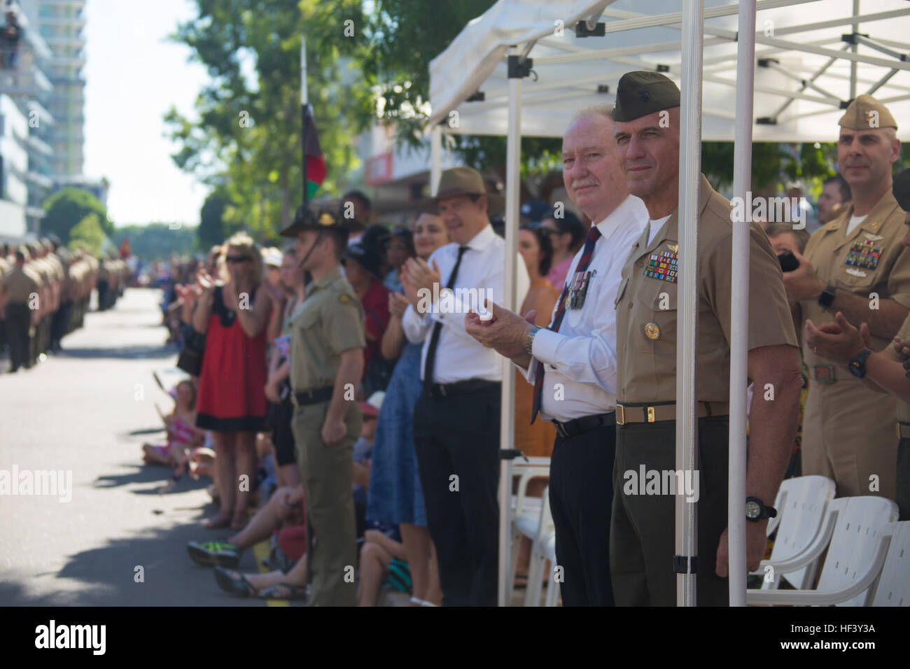 Generalmajor Richard L. Simcock II, 3rd Marine Division Kommandierender General und Ehrengäste sehen US-Marines mit Marine Drehkraft – Darwin März an der Australian and New Zealand Army Corps Day Parade in Darwin, Northern Territory, Australien, 25. April 2016. ANZAC Day erinnert an den Jahrestag der Landung der australischen und New Zealand Army Corps an den Ufern von Gallipoli im ersten Weltkrieg und einen Urlaub in Australien und Neuseeland zu Ehren der Veteranen geworden. Marines mit MRF-D den Urlaub von marschieren in die Parade und Teilnahme an den Zeremonien geehrt. MRF-D ermöglichen Stockfoto