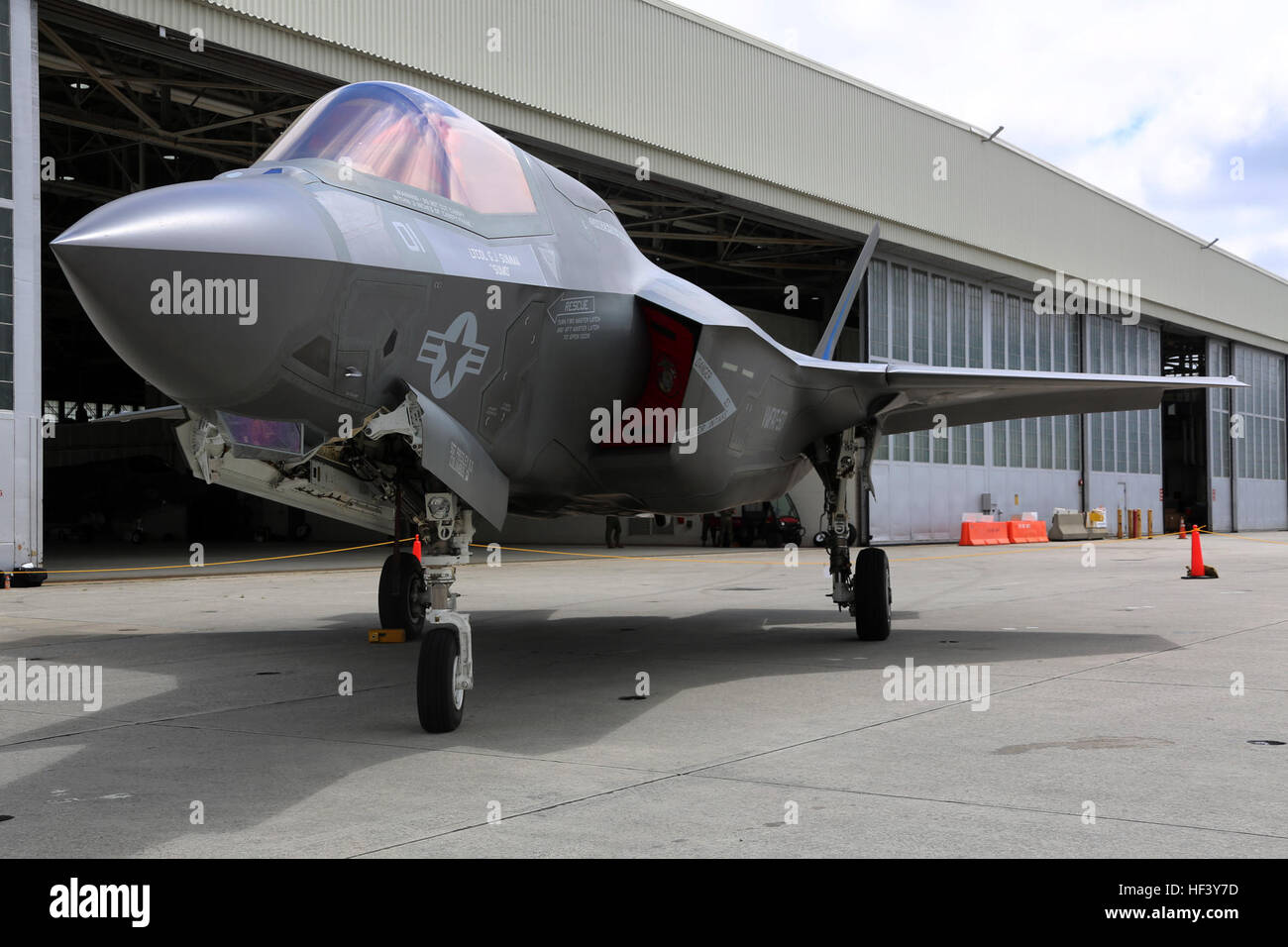 Ein F-35B Lightning II 5. Generation Kampfflugzeug wird auf der Fluglinie am MCAS Cherry Point, North Carolina, ausgestellt, für die Flugschau 2016 anlässlich des 75. Jahrestages der Station und des 2. Marine Aircraft Wing. Der F-35B führt Luft-Boden-Angriffe, Luft-Luft-Gefechte aus und bietet Tarnung, Geschwindigkeit und Agilität. Stockfoto