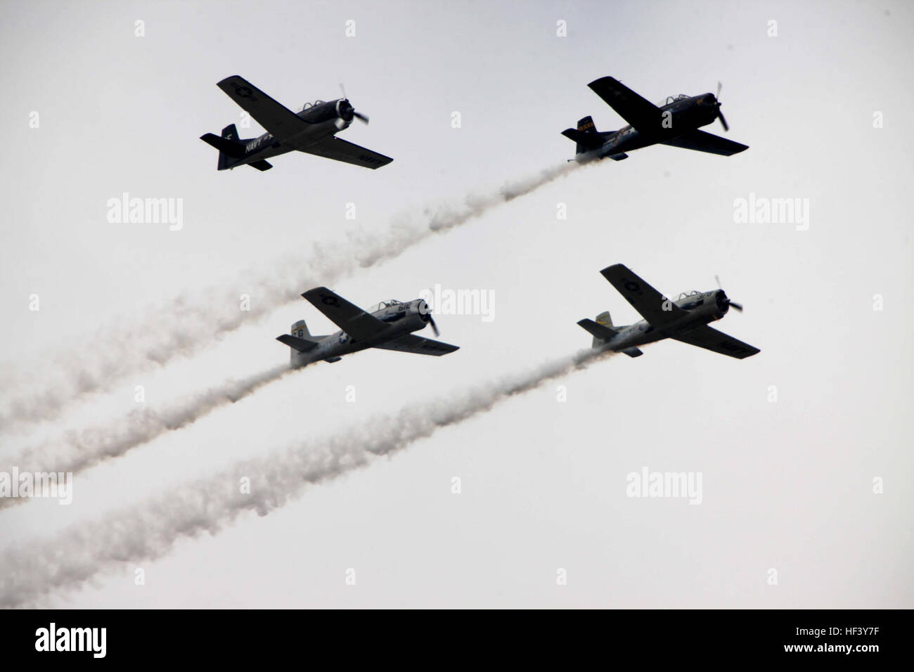 Der P-51 Mustang Heritage Flight auf der MCAS Cherry Point Air Show am 29. April 2016 zeigte aktuelle und historische Kampfflugzeuge zu Ehren des Personals der US Air Force. Die Veranstaltung markiert den 75. Jahrestag von MCAS Cherry Point und dem 2. Marine Aircraft Wing, einschließlich 40 statischen Ausstellungen, 17 Luftaufführungen und einem Konzert. Stockfoto
