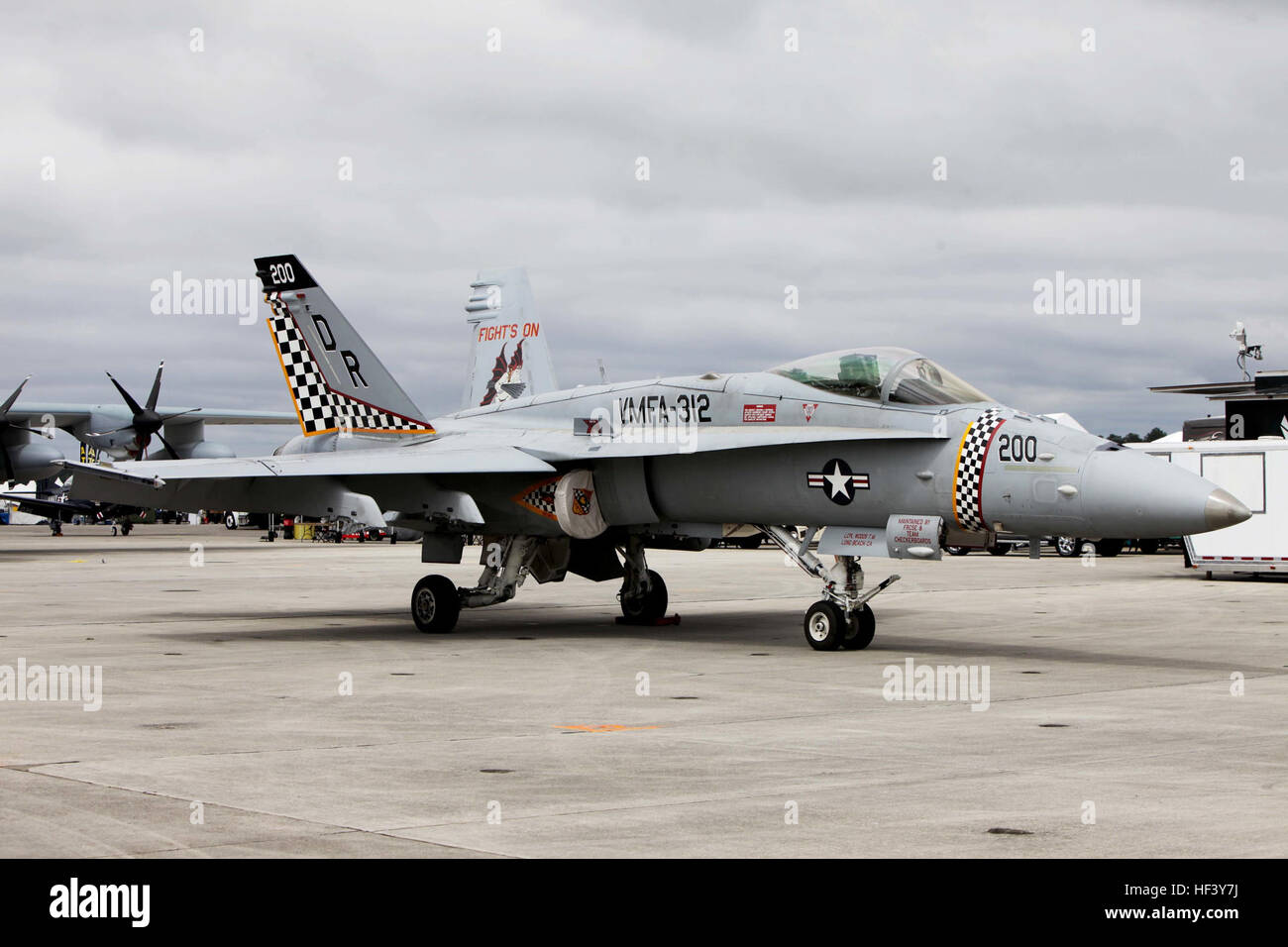 Eine F/A-18 Hornet von Marine Fighter Attack Squadron 312 wird auf der MCAS Cherry Point Air Show gezeigt, die den 75. Jahrestag des 2. Marine Aircraft Wing feiert. Stockfoto