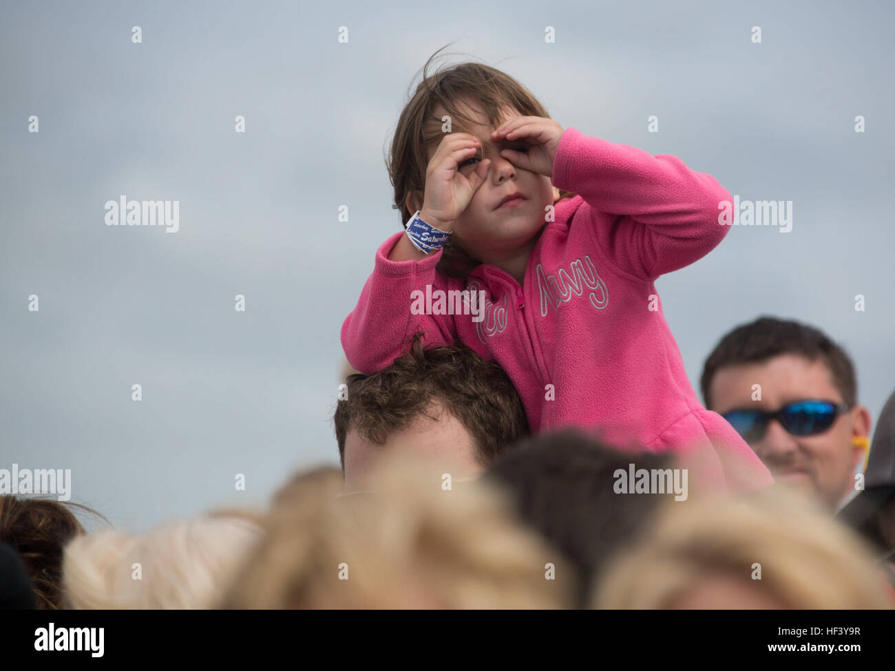 Die Zuschauer der MCAS Cherry Point Air Show 2016 in North Carolina beobachten Militärflugzeuge, darunter die F-35B Lightning II, bei Luftvorführungen zum 75. Jahrestag der Station und bei der Feier des 2. Marine Aircraft Wing, die Luft-Boden- und Luft-Luft-Fähigkeiten zeigen. Stockfoto