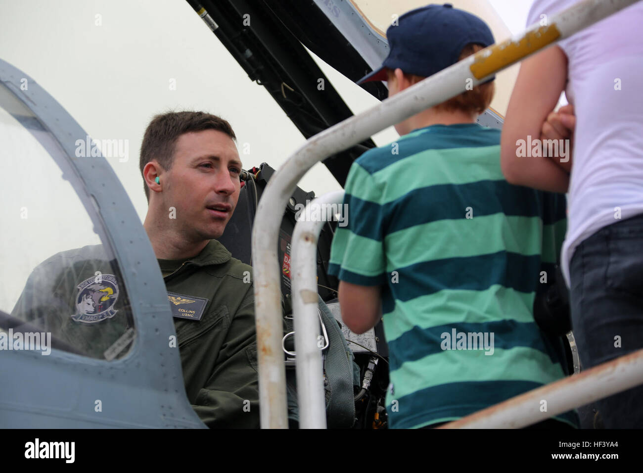 Ein Kind interagiert mit einem Marine der Marine Tactical Electronic Warfare Training Squadron 1 während der MCAS Cherry Point Air Show 2016, die den 75. Jahrestag von MCAS Cherry Point und 2nd Marine Aircraft Wing feierte und militärische Demonstrationsteams wie Blue Angels, F-22 Raptor und F-35B Lightning II enthielt Stockfoto